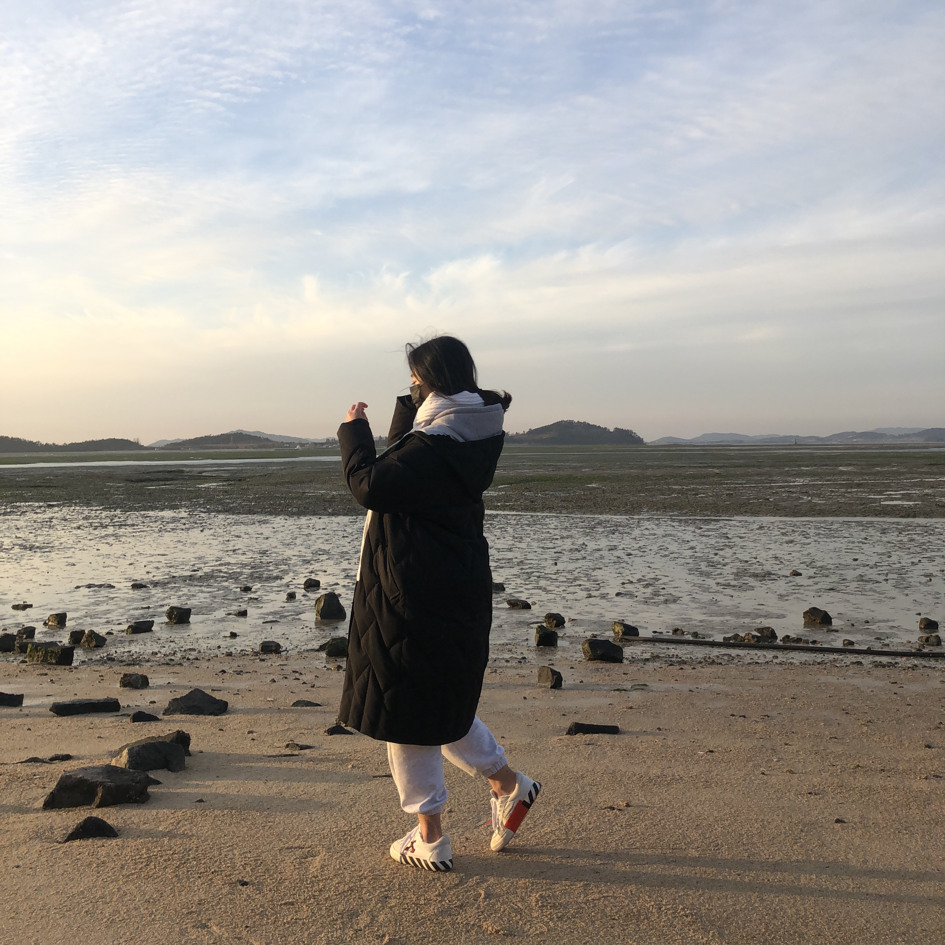 (W) Off-White Arrow Low Vulcanized Sneakers White 착용 스타일