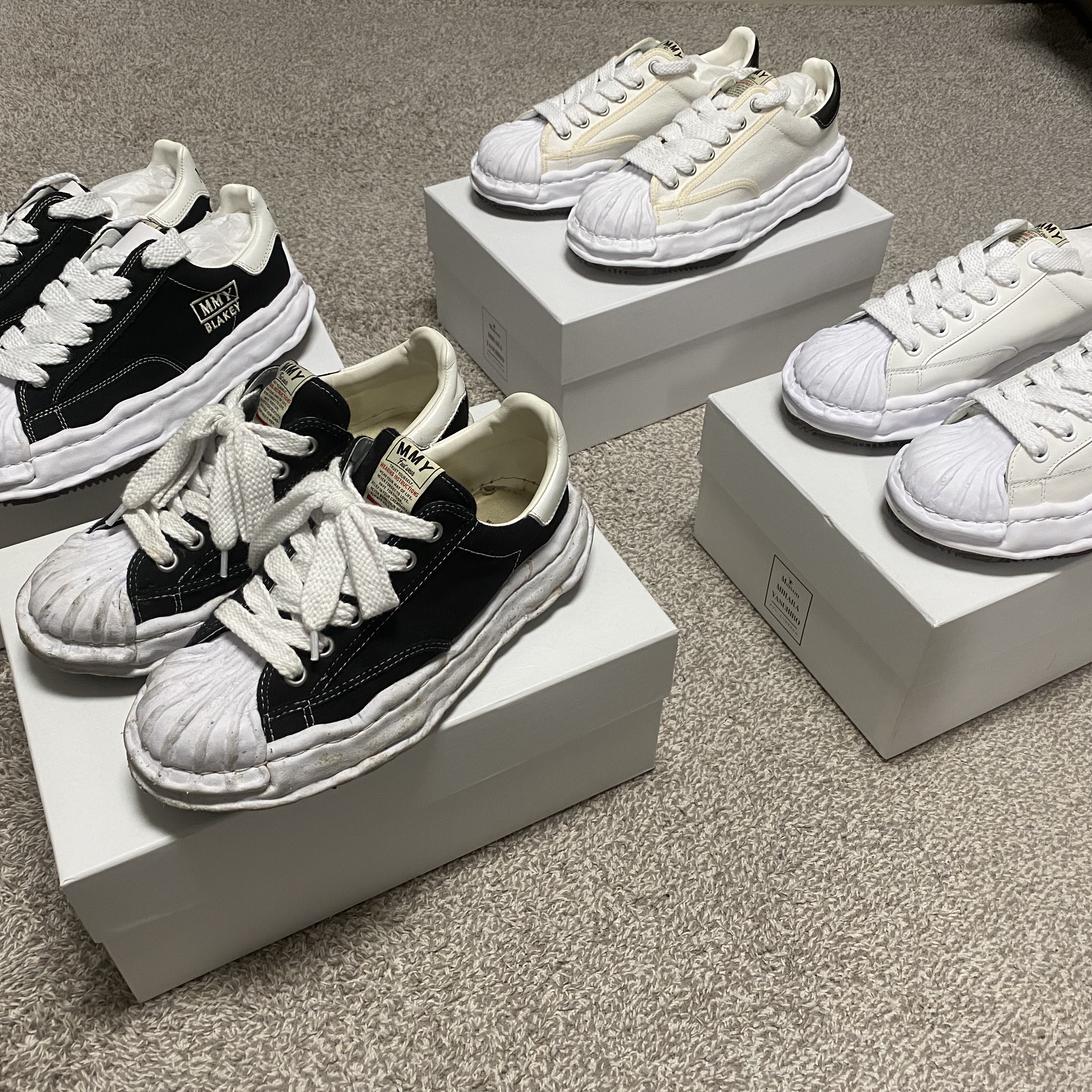 Maison Mihara Yasuhiro Blakey OG Sole Canvas Low-top Sneakers Black, Maison Mihara Yasuhiro Blakey OG Sole Canvas Low-top Sneakers Black White 착용 스타일 - 2