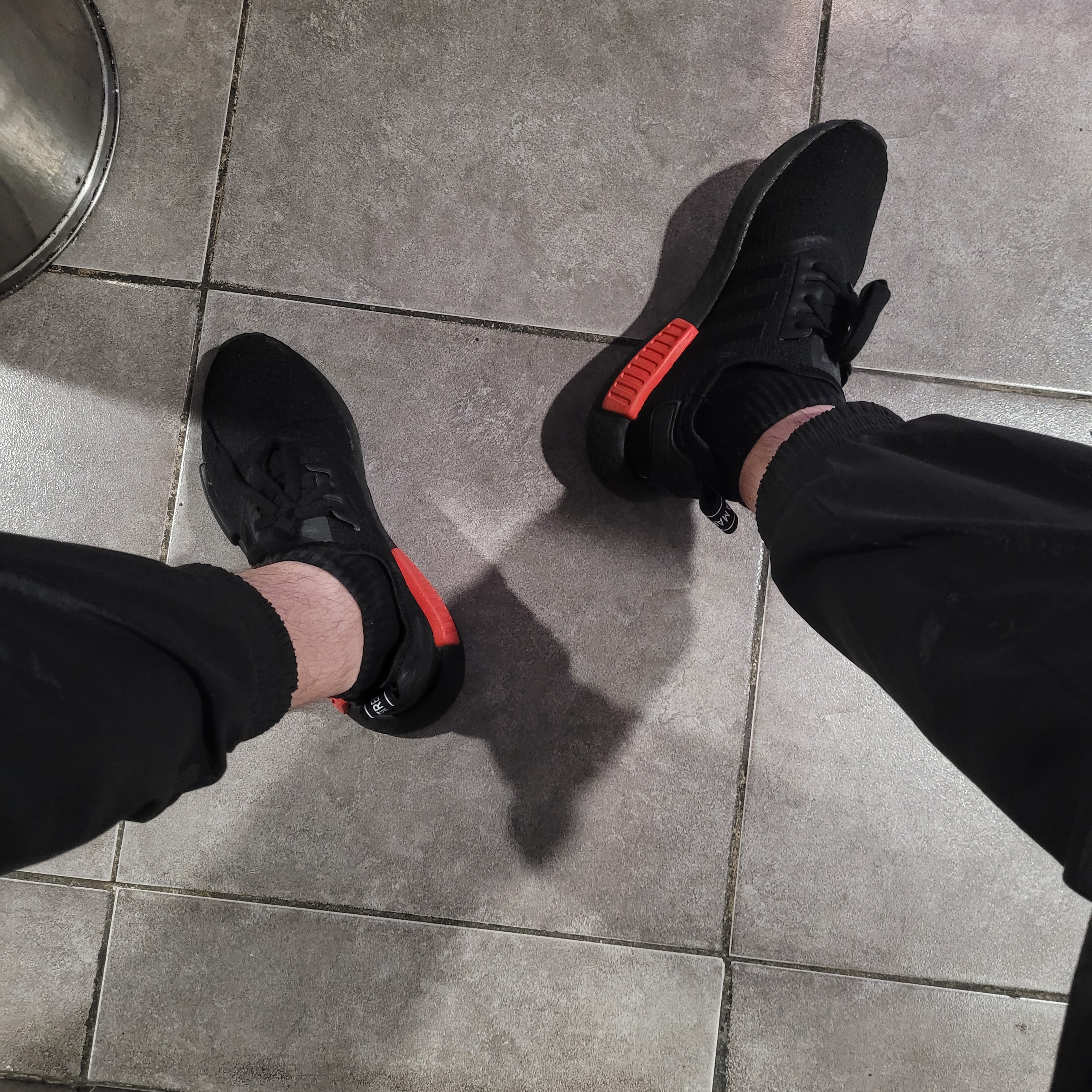 Adidas NMD R1 Core Black Lush Red 착용 스타일