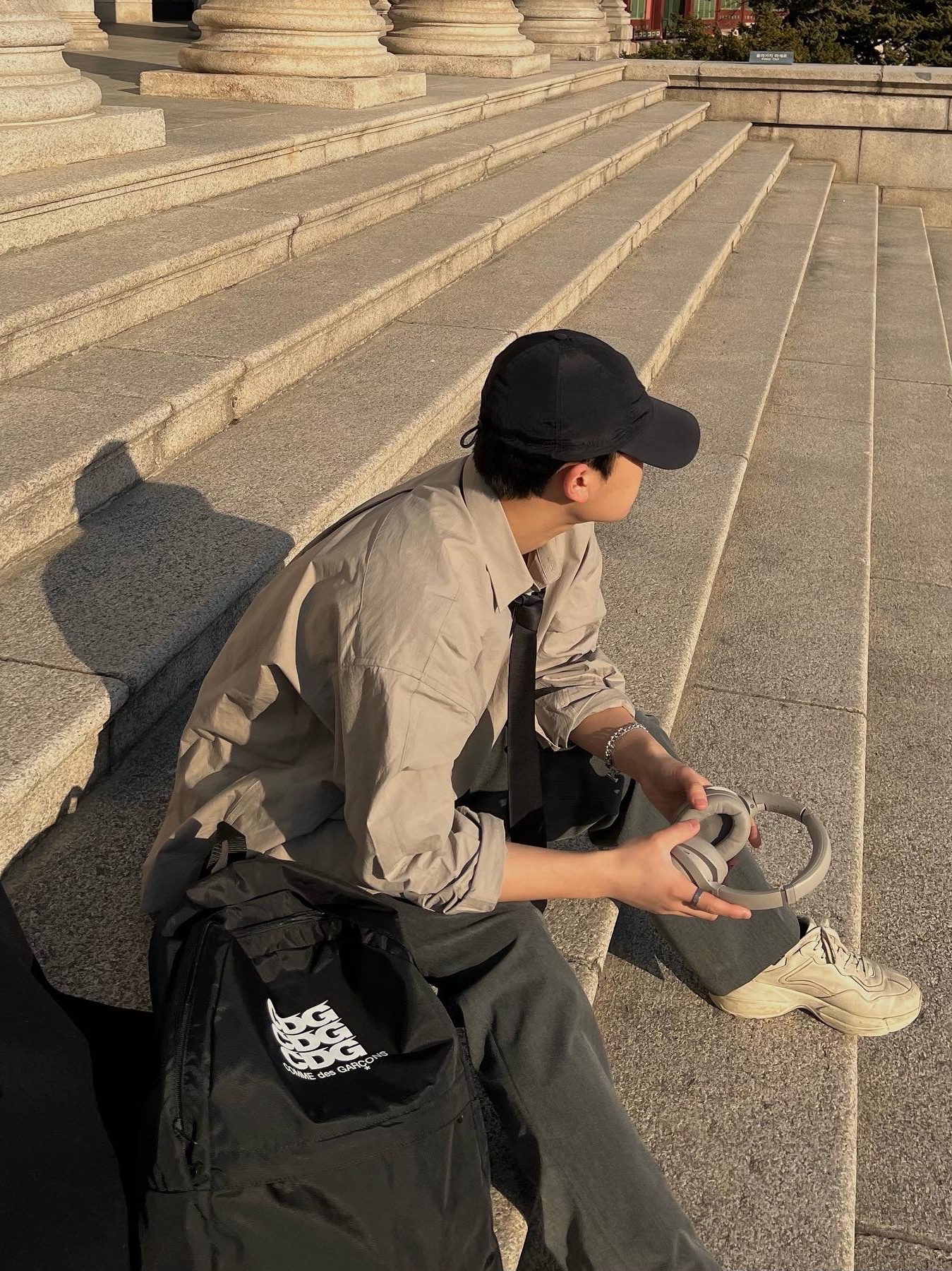 Gucci Rhyton Leather Sneakers Distressed Ivory, CDG Backpack Black 착용 스타일 - 4