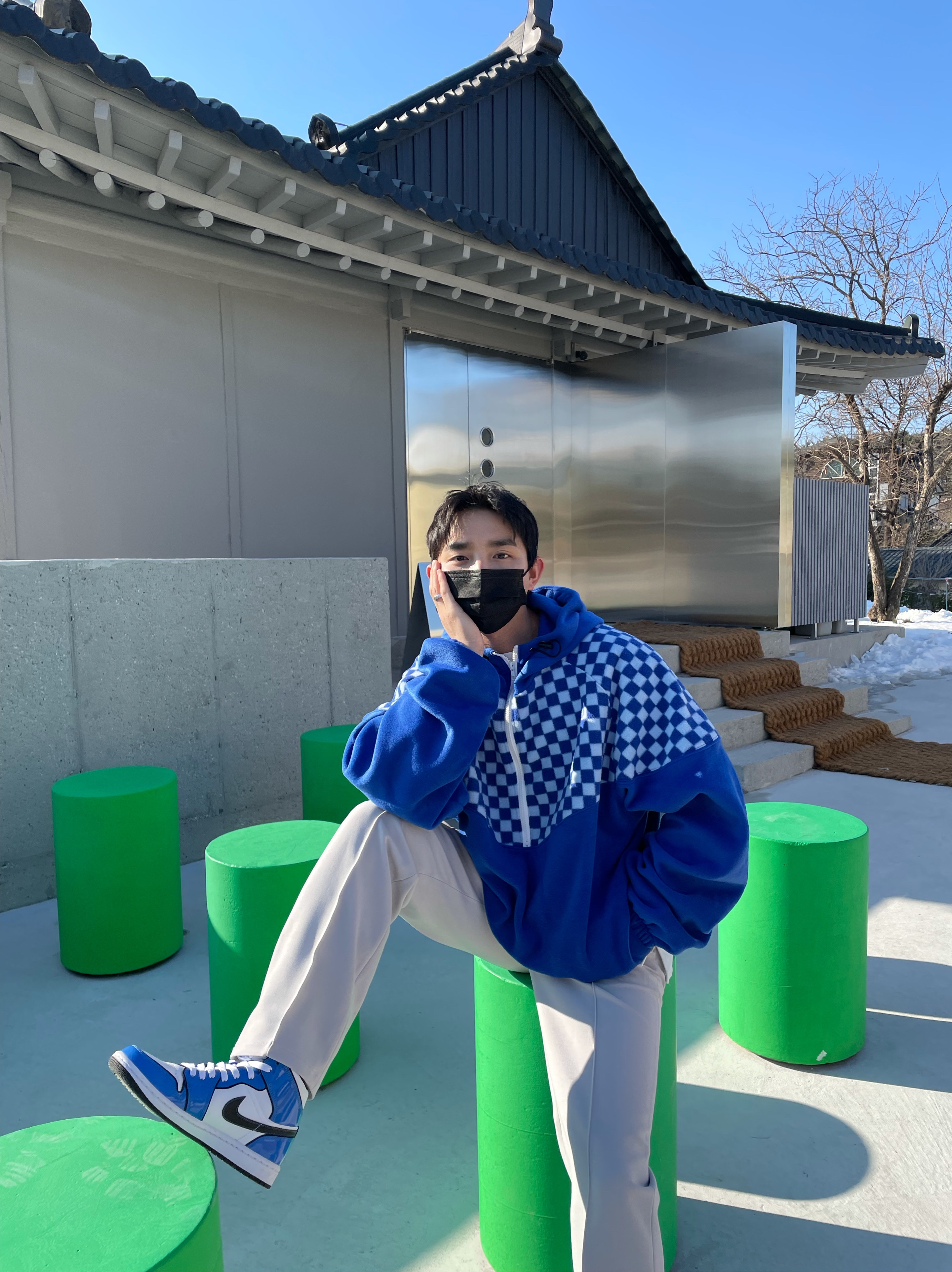 Jordan 1 Mid SE Signal Blue 착용 스타일