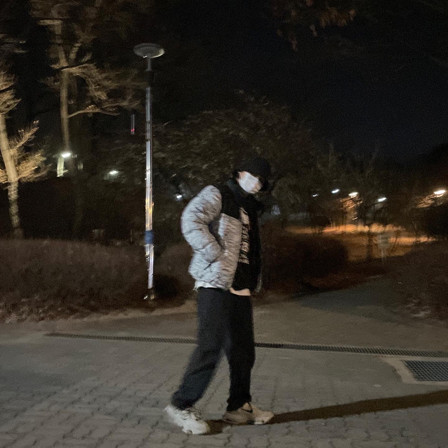 The North Face White Label Novelty Nuptse Down Jacket White, Stussy World Tour Crew Black 2021 착용 스타일