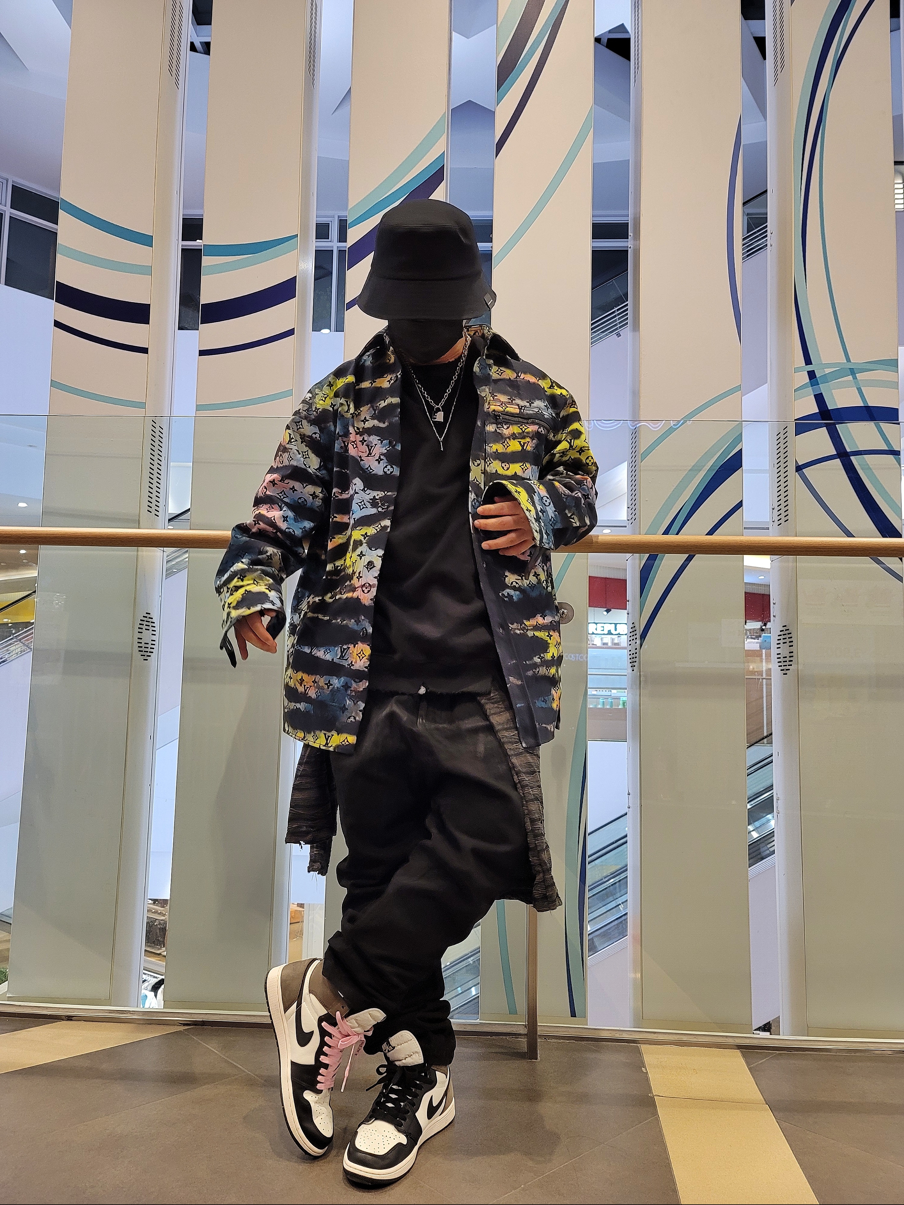 Jordan 1 Retro High OG Black Mocha, Louis Vuitton Printed Monogram Tie-Dye Denim Shirt Multicolor 착용 스타일 - 1