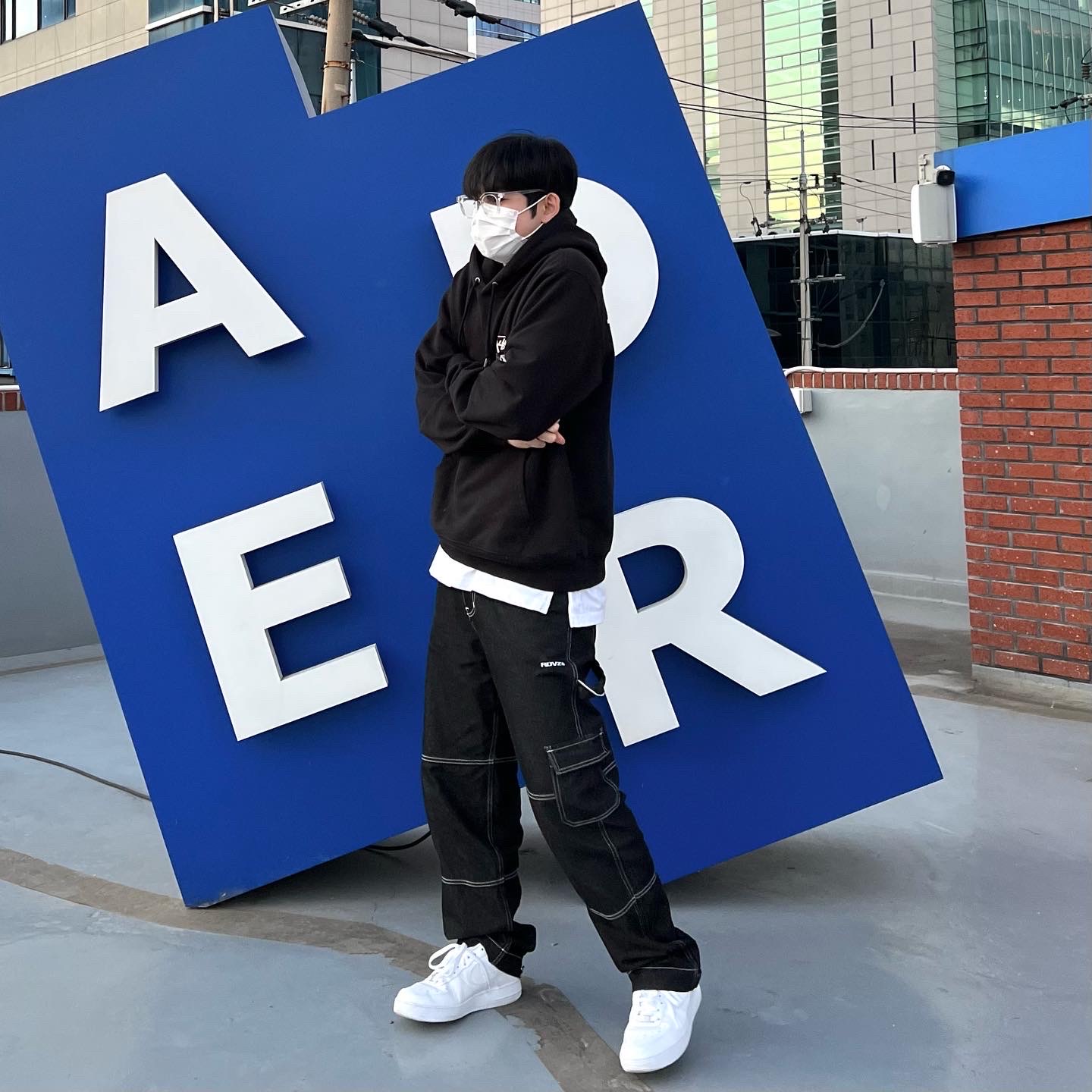 Nike Air Force 1 '07 Low White, Stussy Roll The Dice Hoodie Black 착용 스타일 - 1