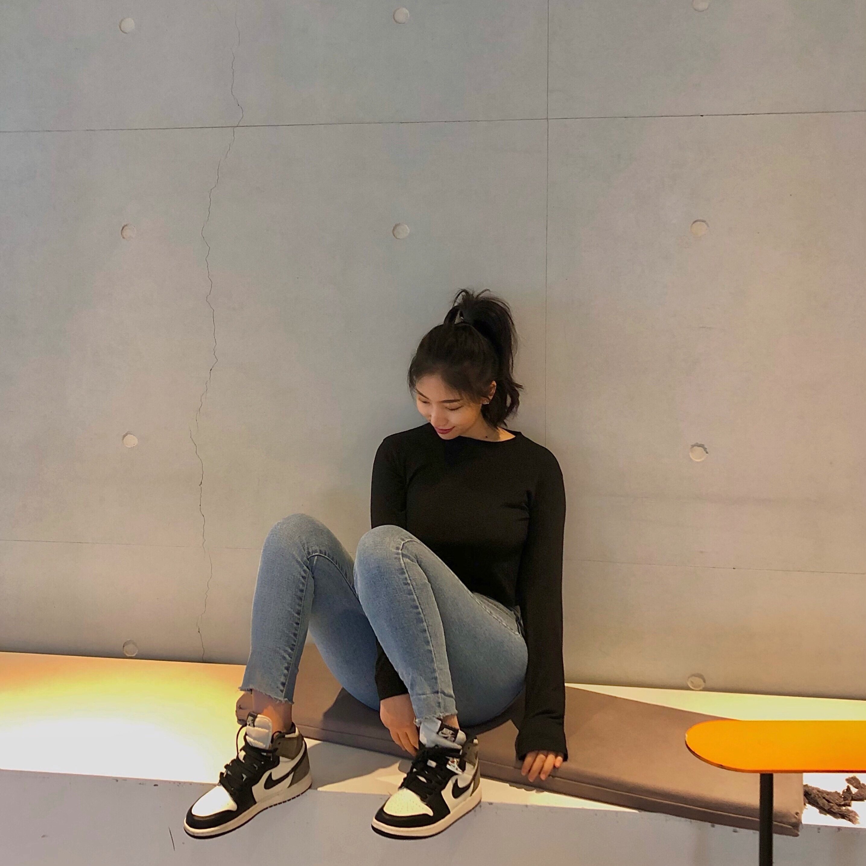Jordan 1 Retro High OG Black Mocha 착용 스타일 - 2