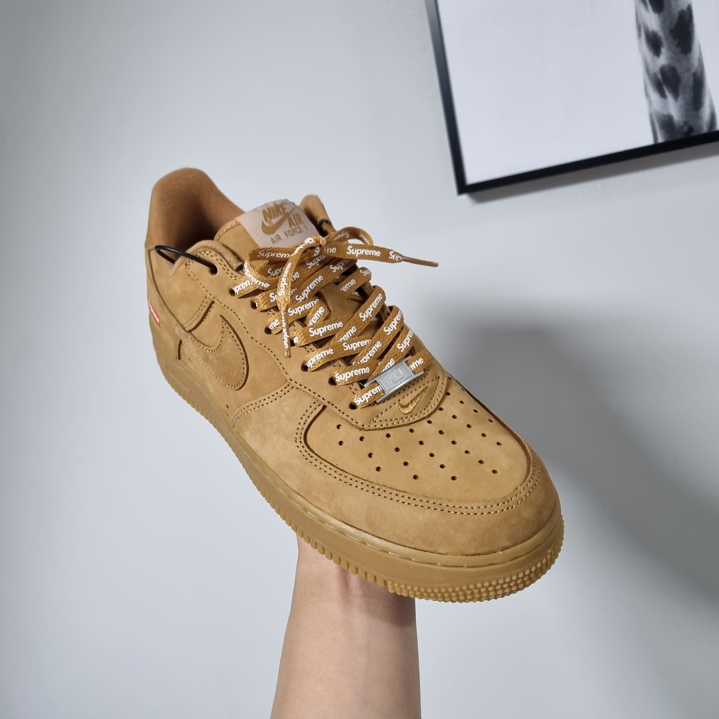 Nike x Supreme Air Force 1 Low Flax 착용 스타일 - 2
