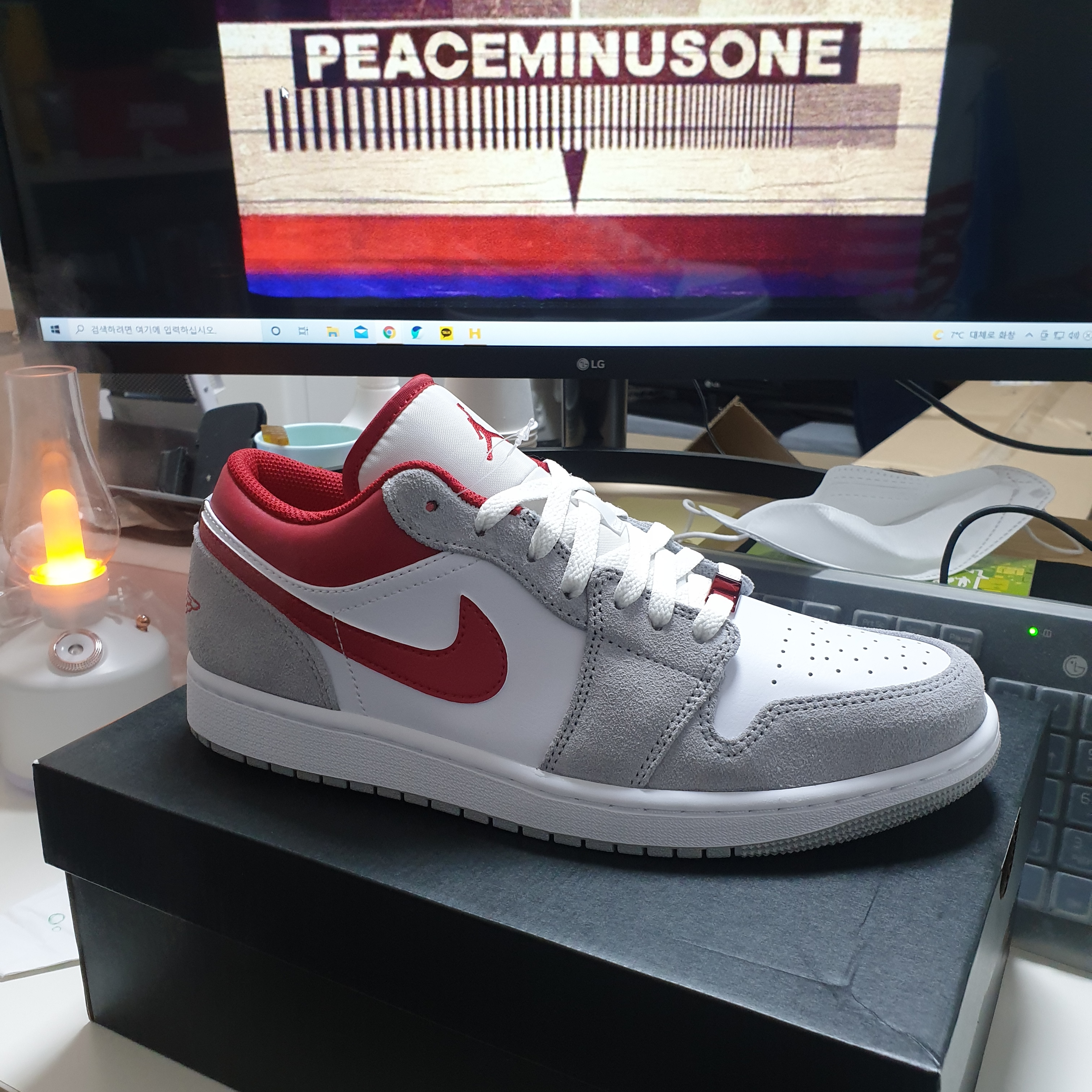 Jordan 1 Low SE Light Smoke Grey Gym Red 착용 스타일