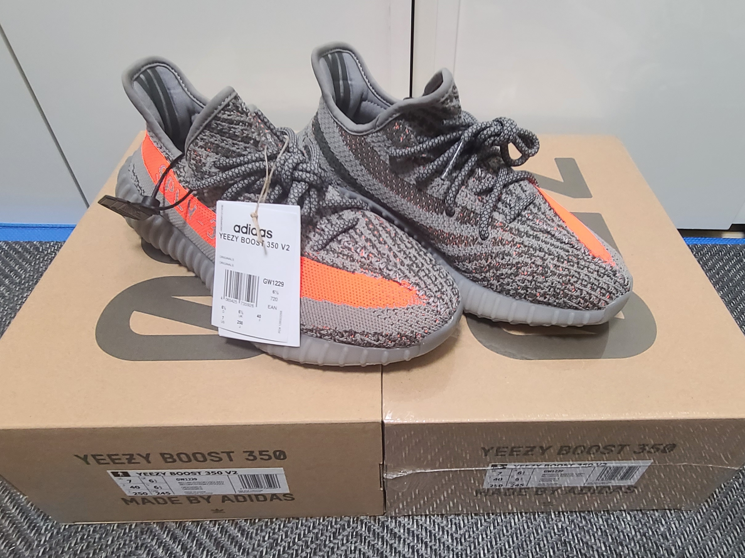 Adidas Yeezy Boost 350 V2 Beluga - Reflective 착용 스타일