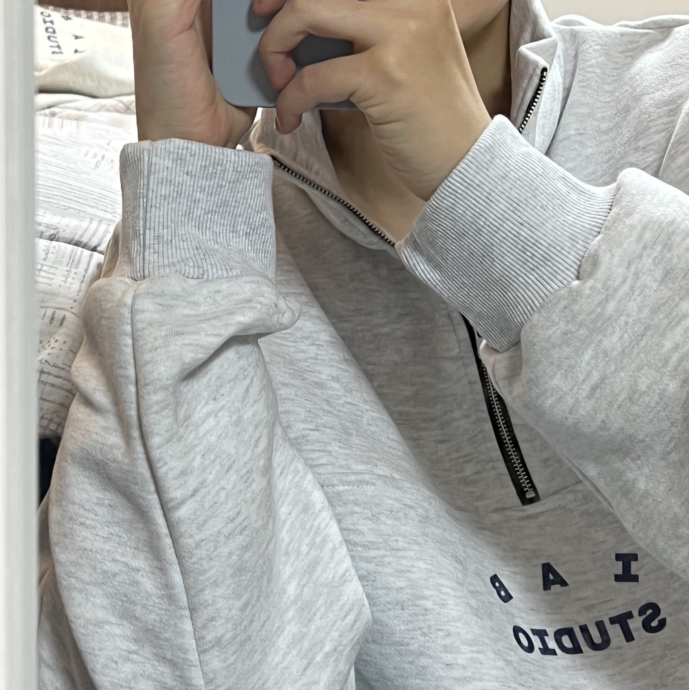 IAB Studio Sweatshirt Oatmeal Navy, IAB Studio Half Zip Pullover Light Gray 착용 스타일 - 4
