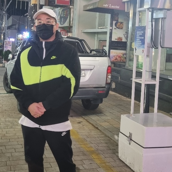 Nike Big Swoosh Full Zip Jacket Black Volt 착용 스타일