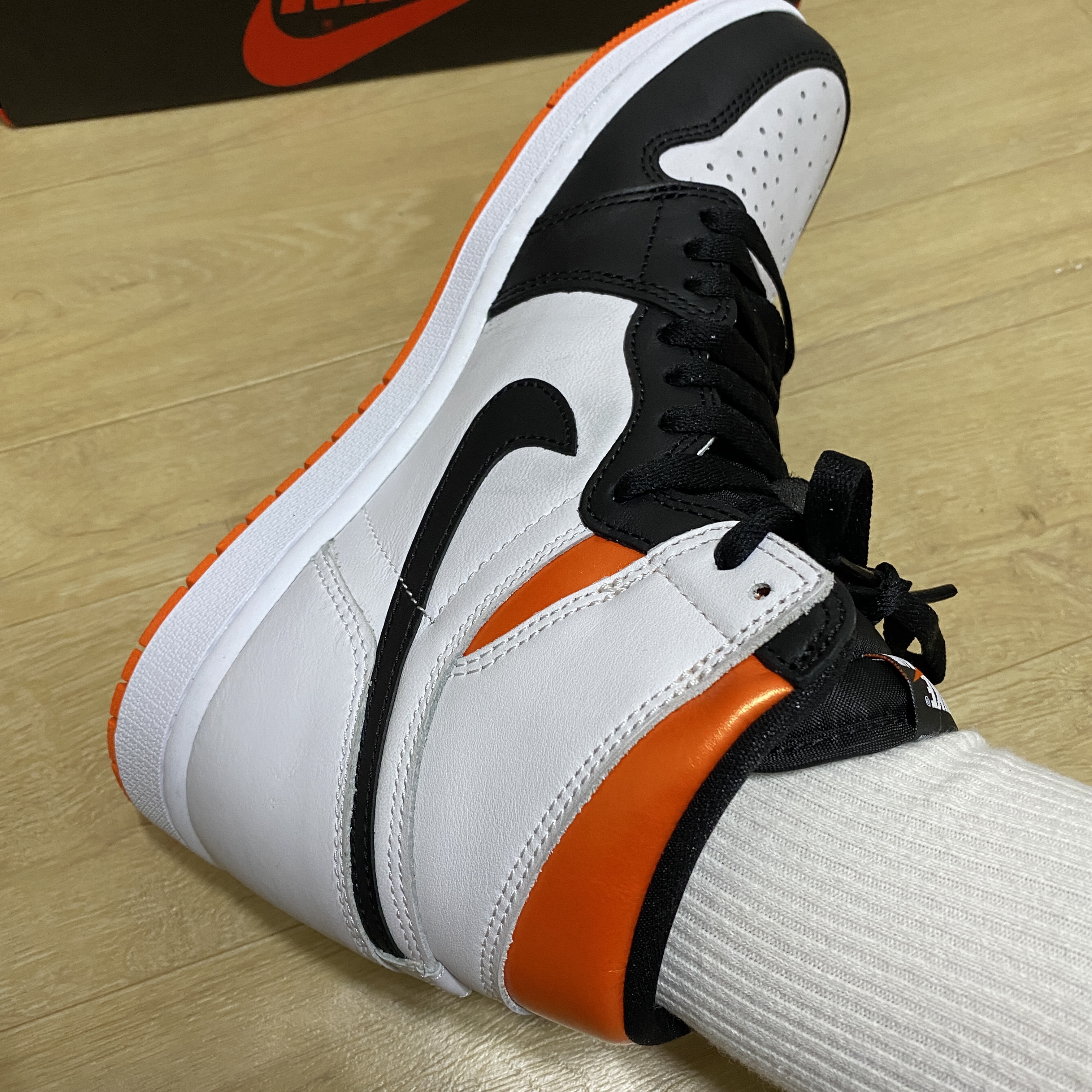 Jordan 1 Retro High OG Electro Orange 착용 스타일 - 1