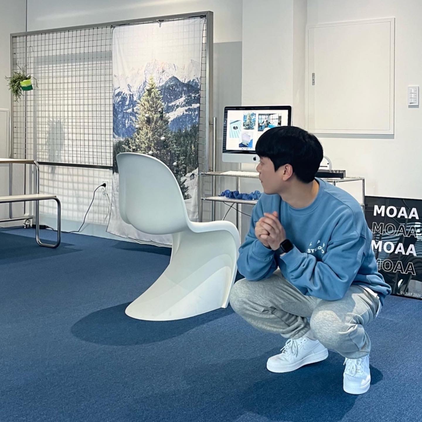 IAB Studio Crewneck Sky Blue 착용 스타일