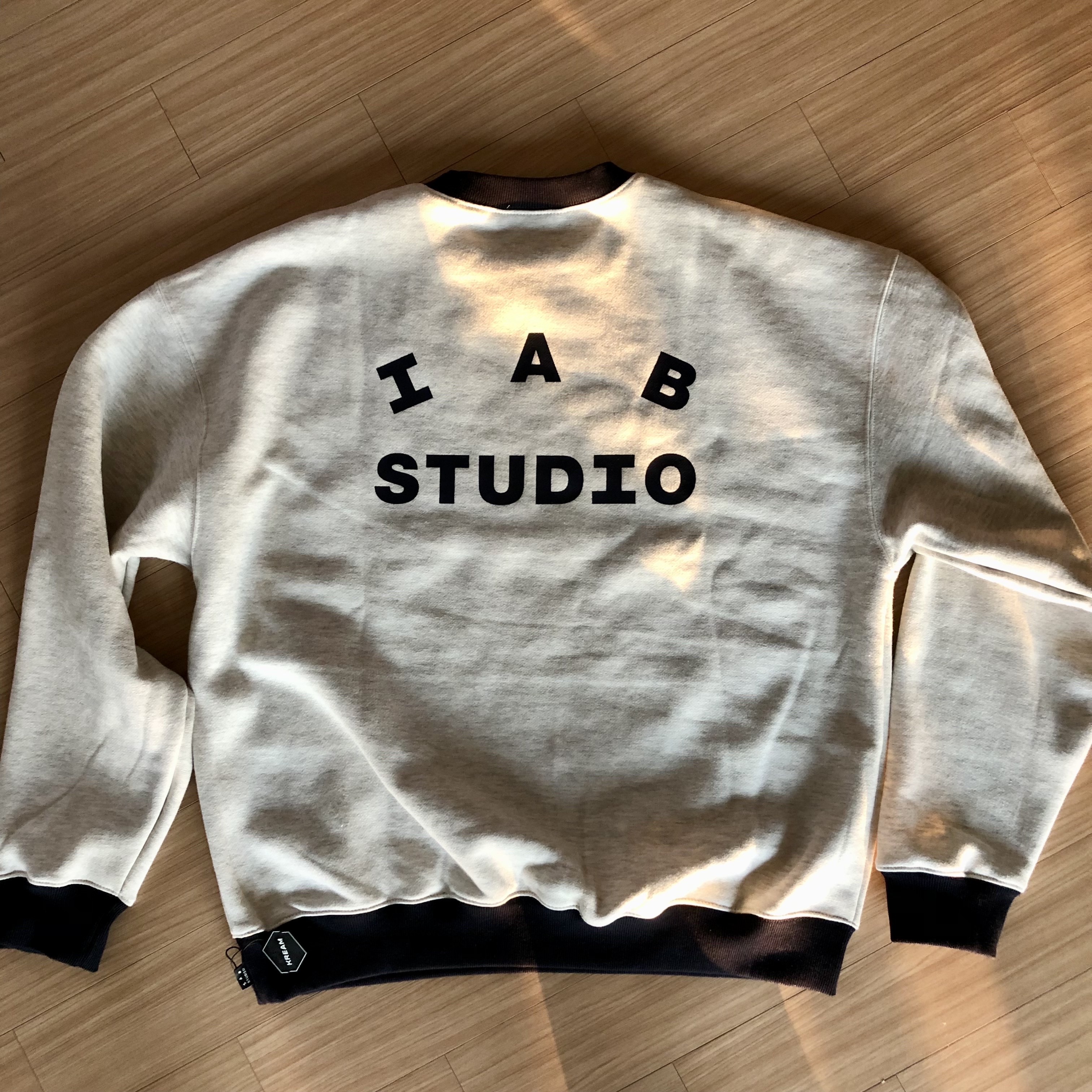 IAB Studio Sweatshirt Oatmeal Navy 착용 스타일 - 1