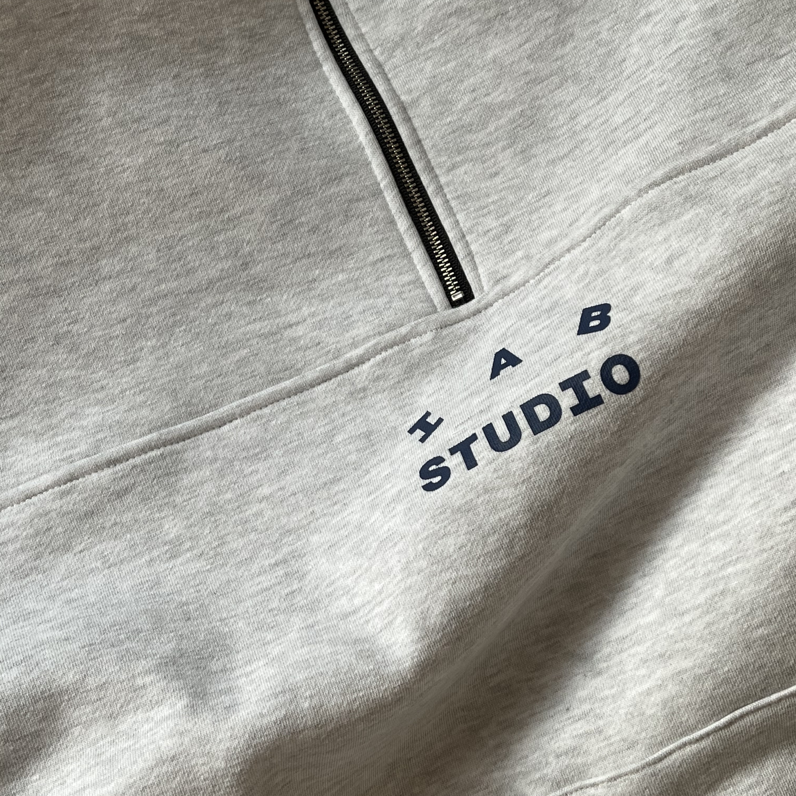 IAB Studio Sweatshirt Oatmeal Navy, IAB Studio Half Zip Pullover Light Gray 착용 스타일 - 2