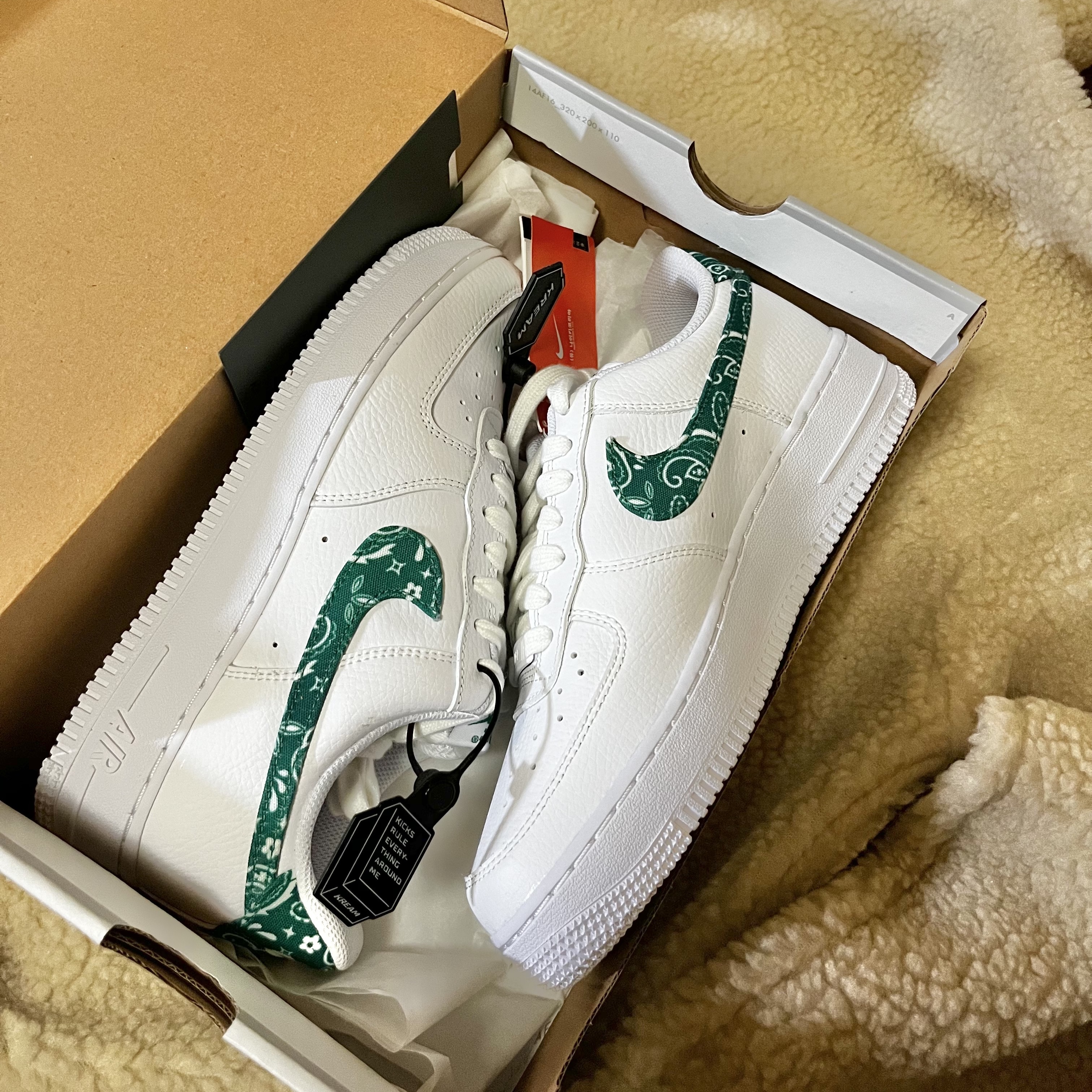 (W) Nike Air Force 1 '07 Essential Paisley Swoosh White Malachite 착용 스타일