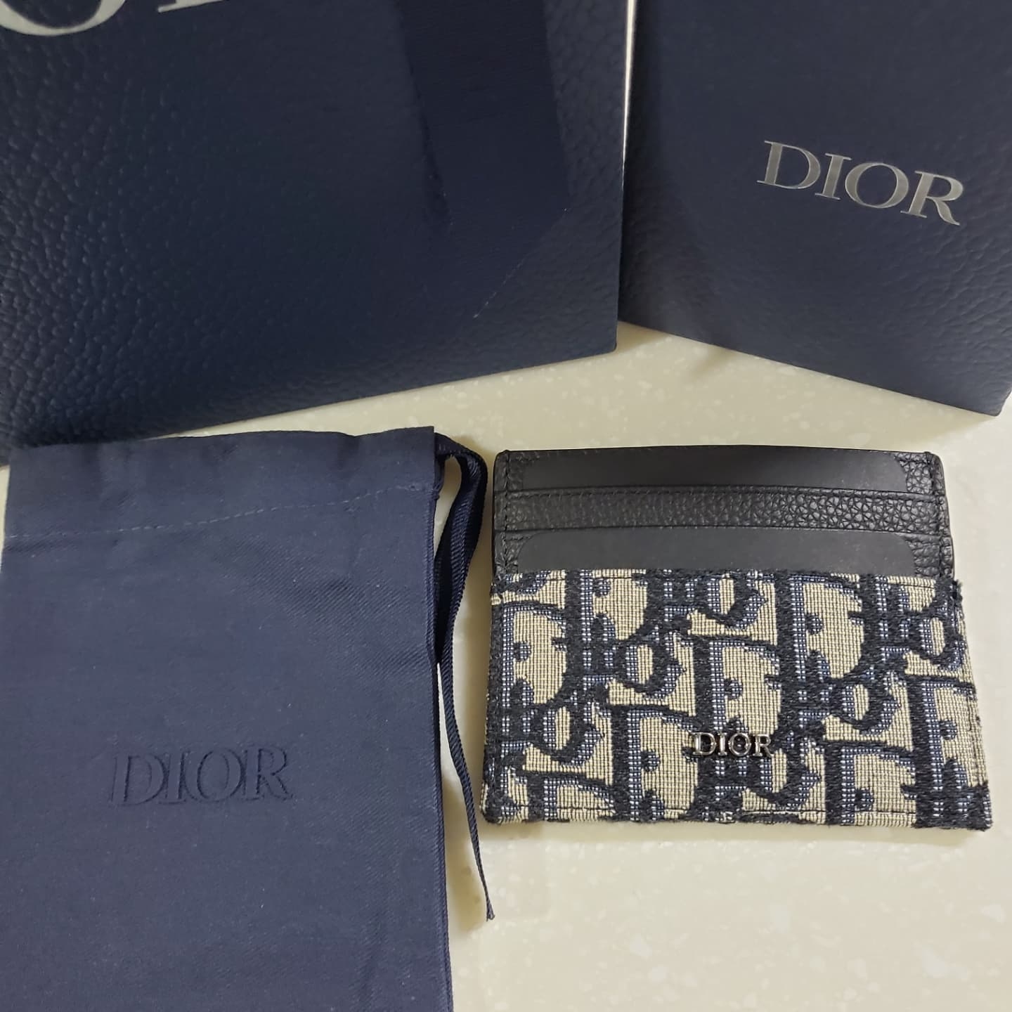 Dior Card Holder Beige & Black Dior Oblique Jacquard 착용 스타일