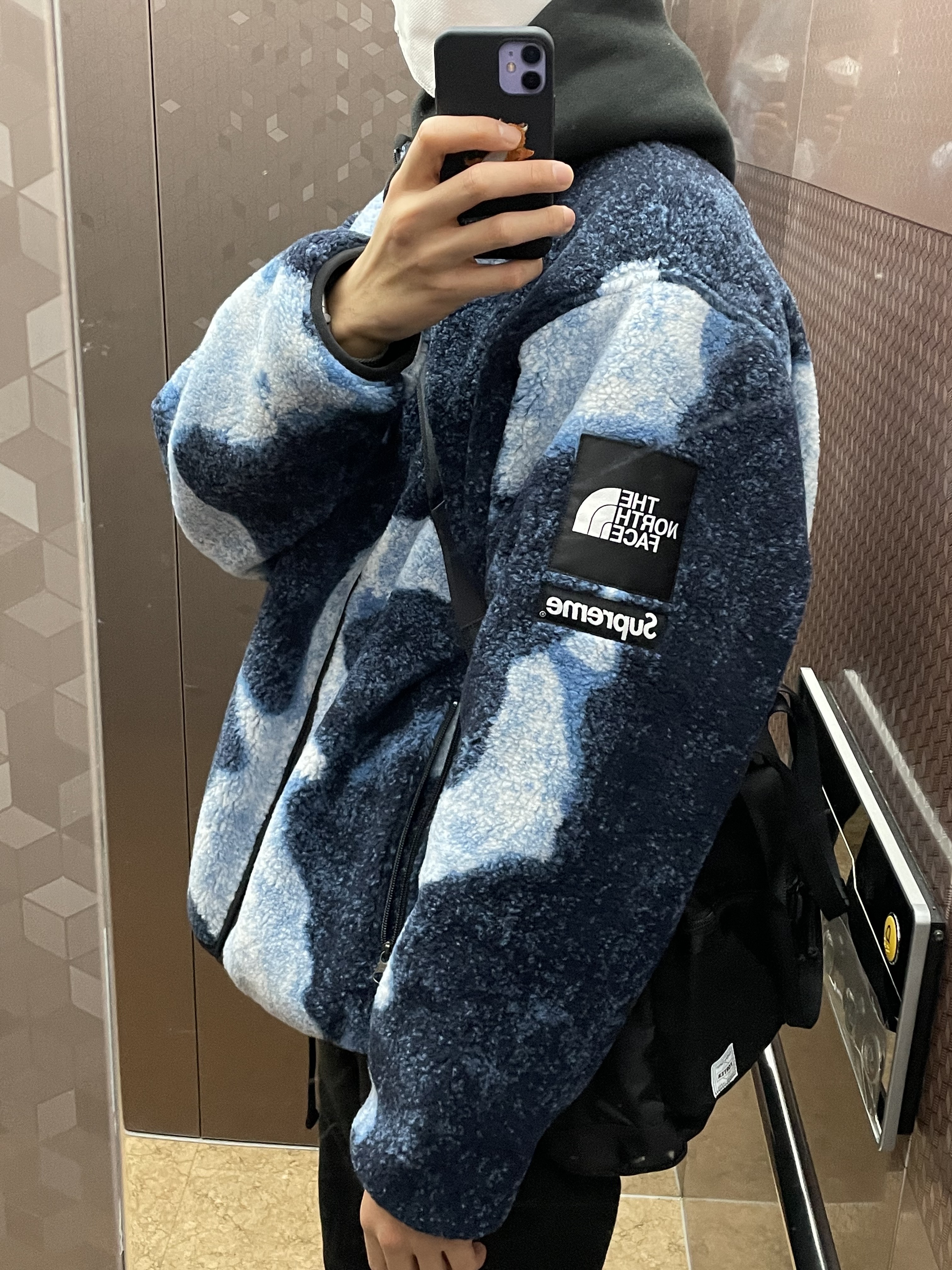 Supreme x The North Face Bleached Denim Print Fleece Jacket Indigo - 21FW 착용 스타일 - 2