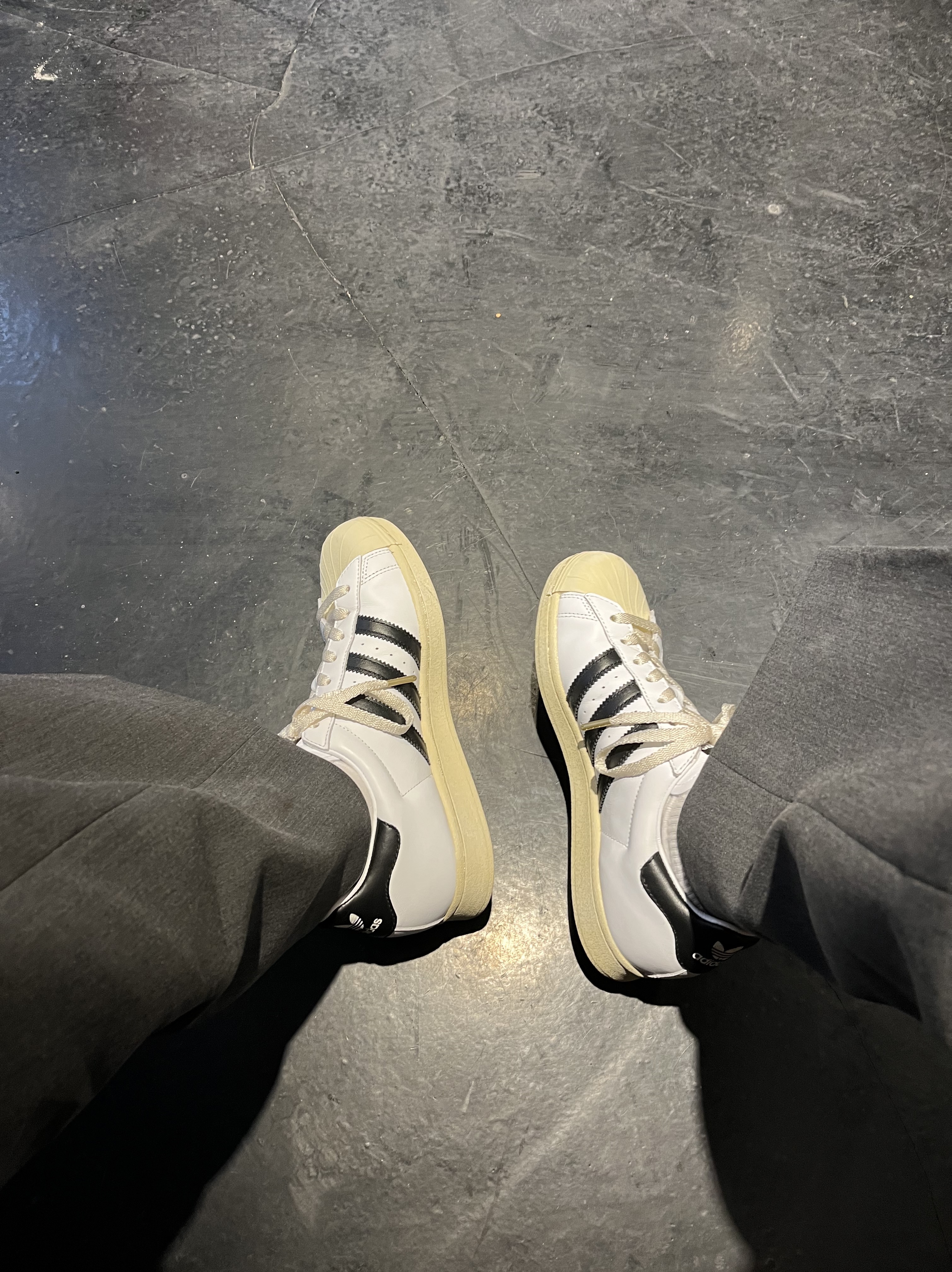 Adidas Superstar Premium White Black 착용 스타일 - 2