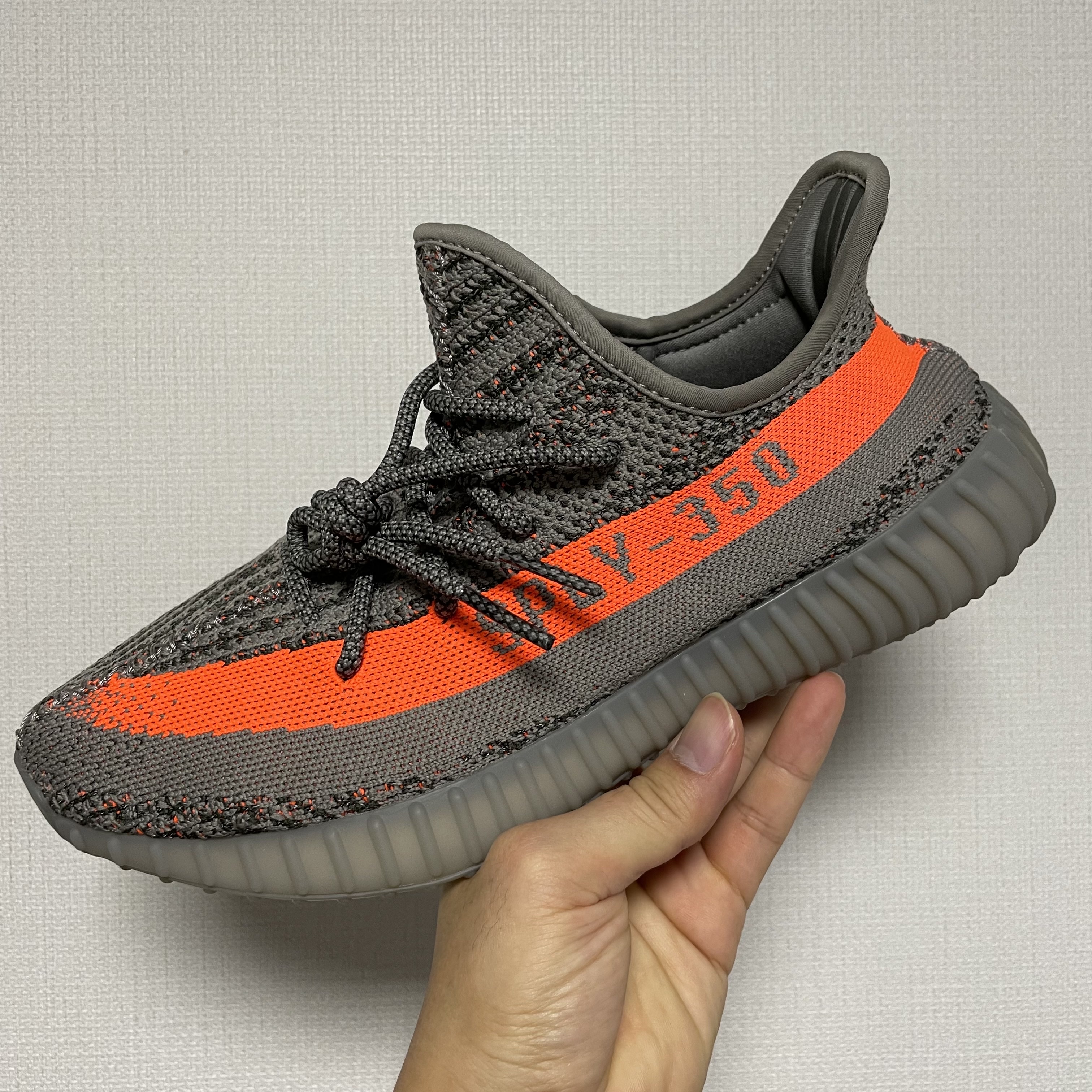 Adidas Yeezy Boost 350 V2 Beluga - Reflective 착용 스타일