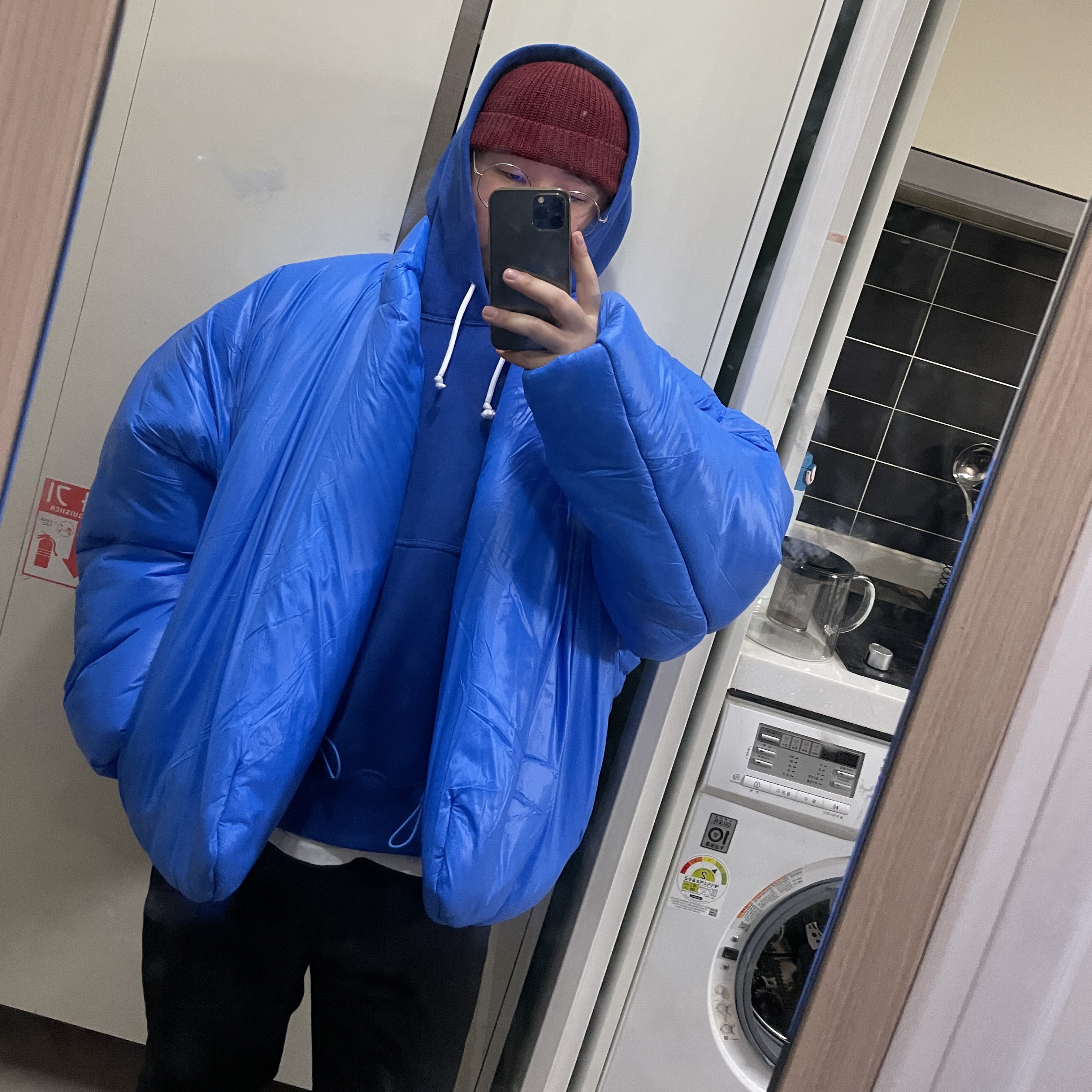 Yeezy Gap Round Jacket Blue 착용 스타일