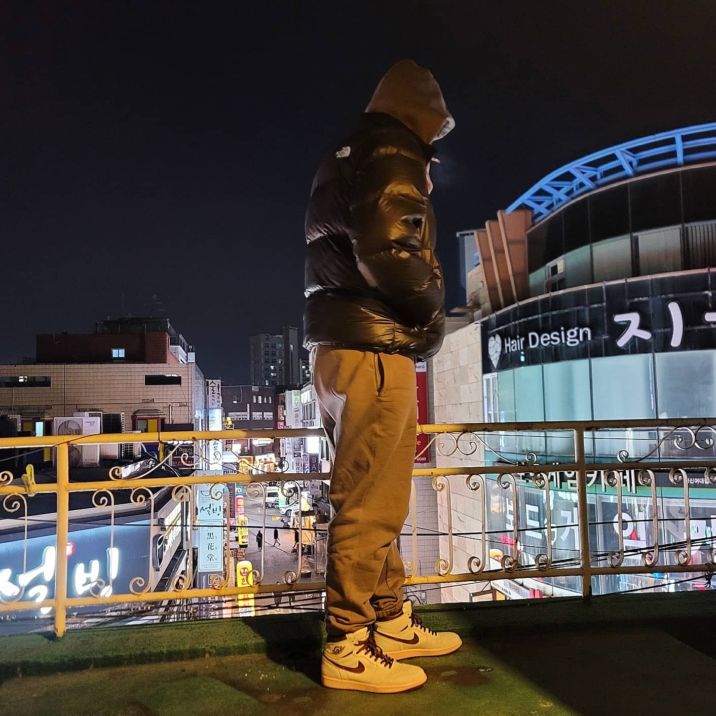 Jordan 1 x A Ma Maniere Retro High OG SP Sail and Burgundy, Nike NRG Solo Swoosh Fleece Pants Light Army - Asia 착용 스타일