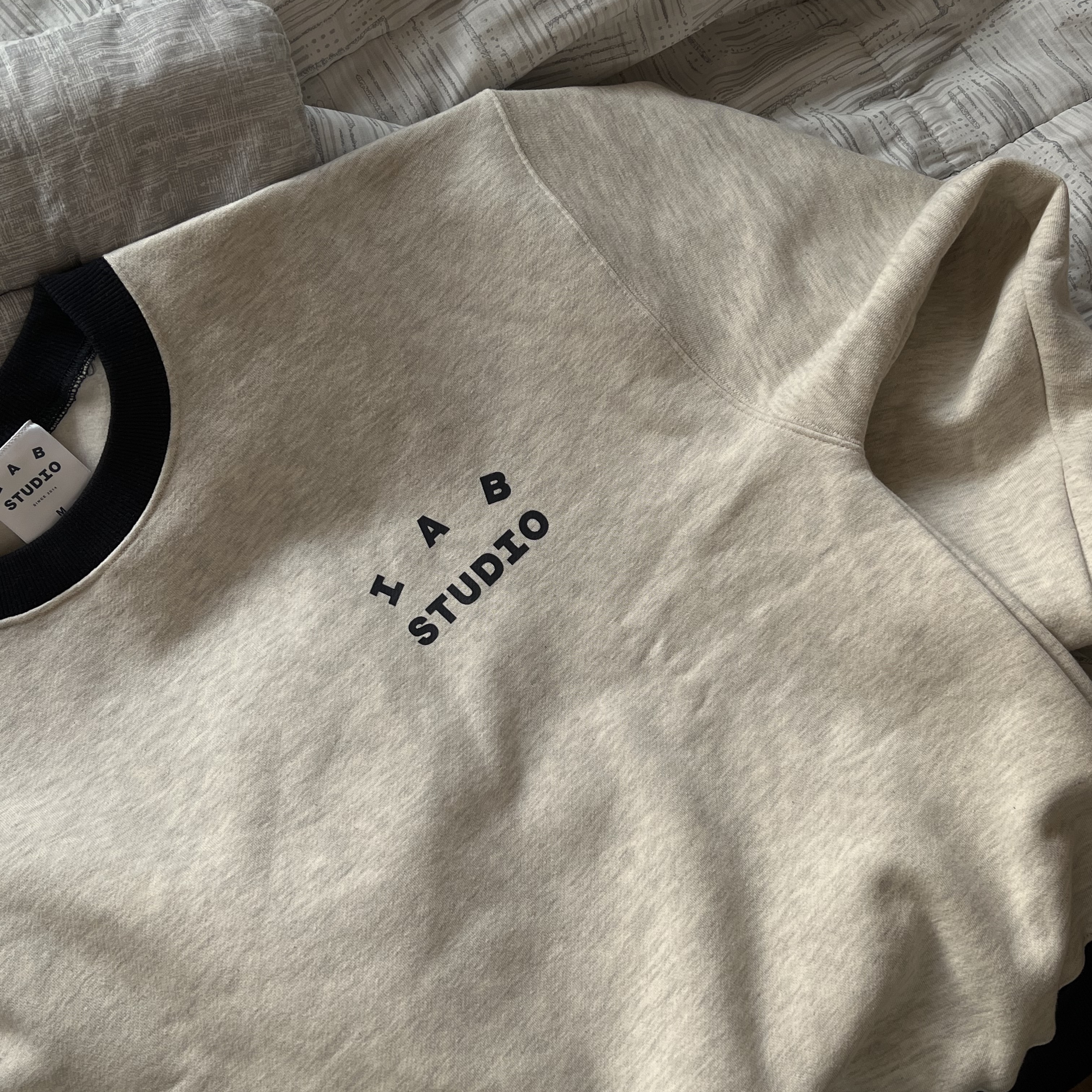 IAB Studio Sweatshirt Oatmeal Navy, IAB Studio Half Zip Pullover Light Gray 착용 스타일 - 1