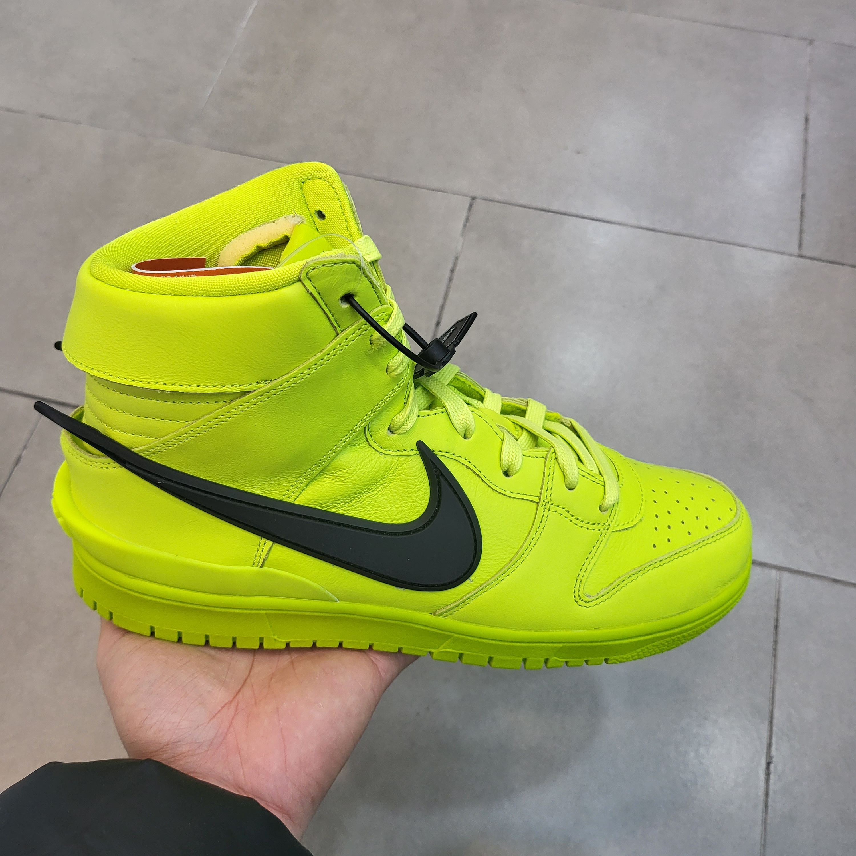 Nike x Ambush Dunk High Flash Lime 착용 스타일 - 2