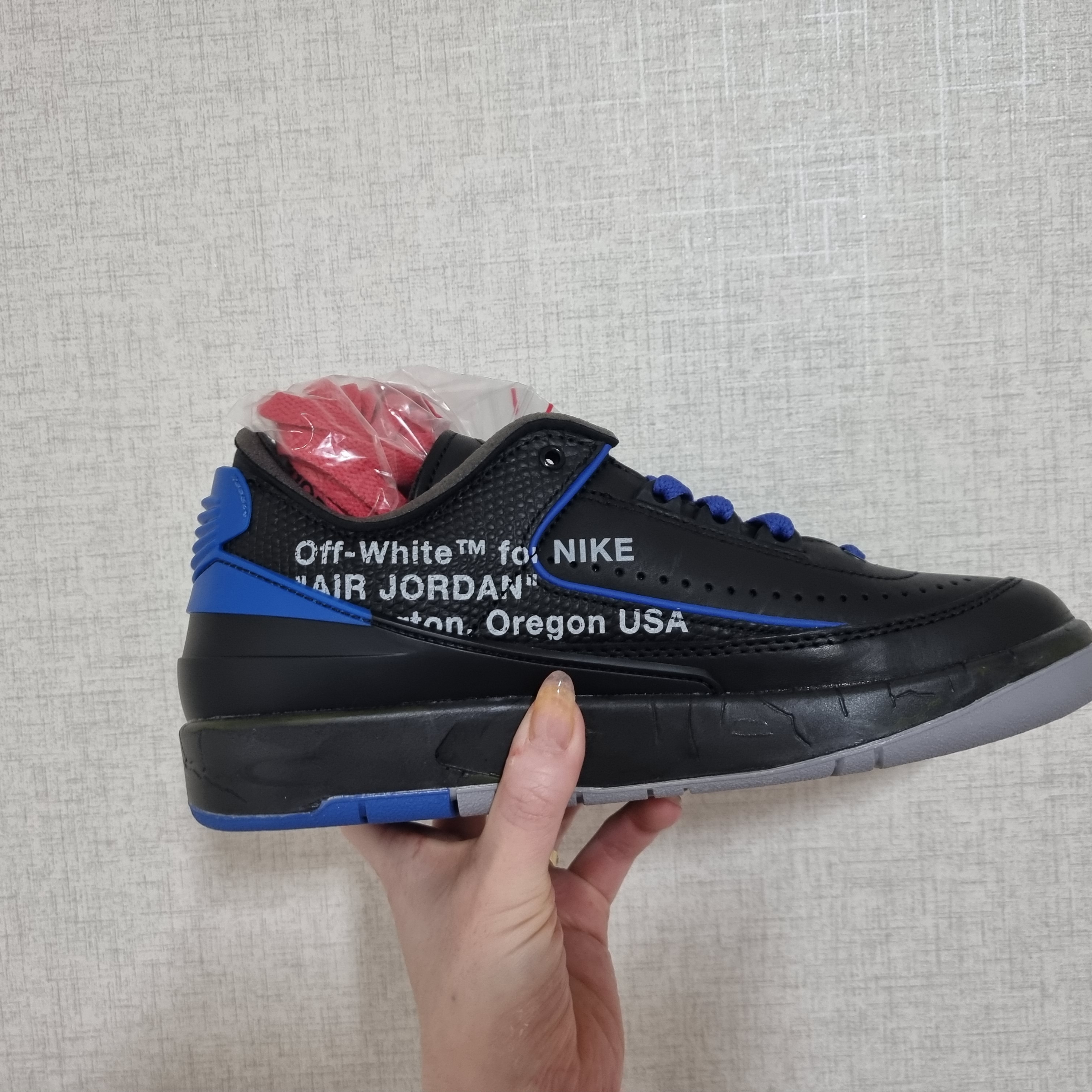 Jordan 2 x Off-White Retro Low SP Black and Varsity Royal 착용 스타일