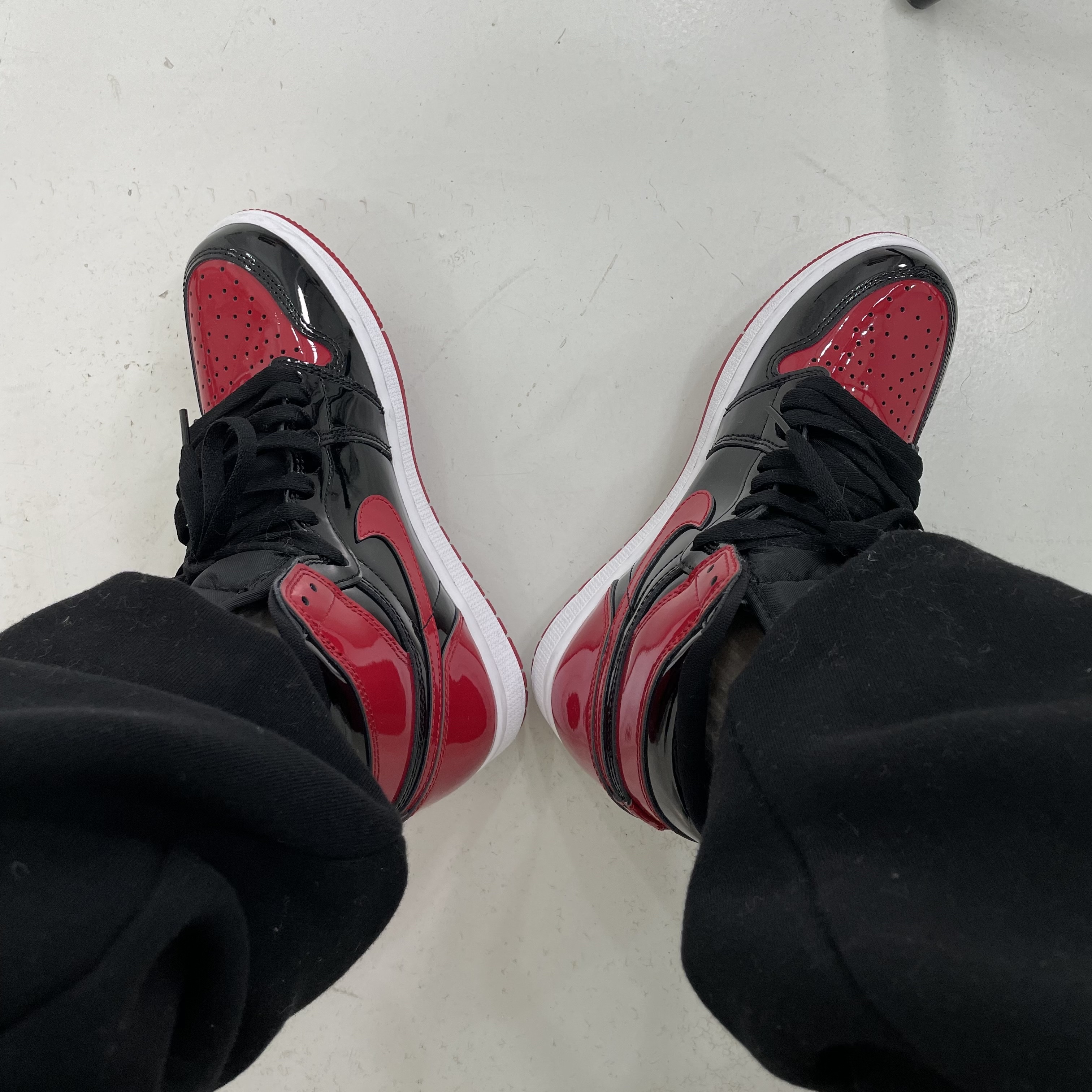 Jordan 1 Retro High OG Patent Bred 착용 스타일 - 3