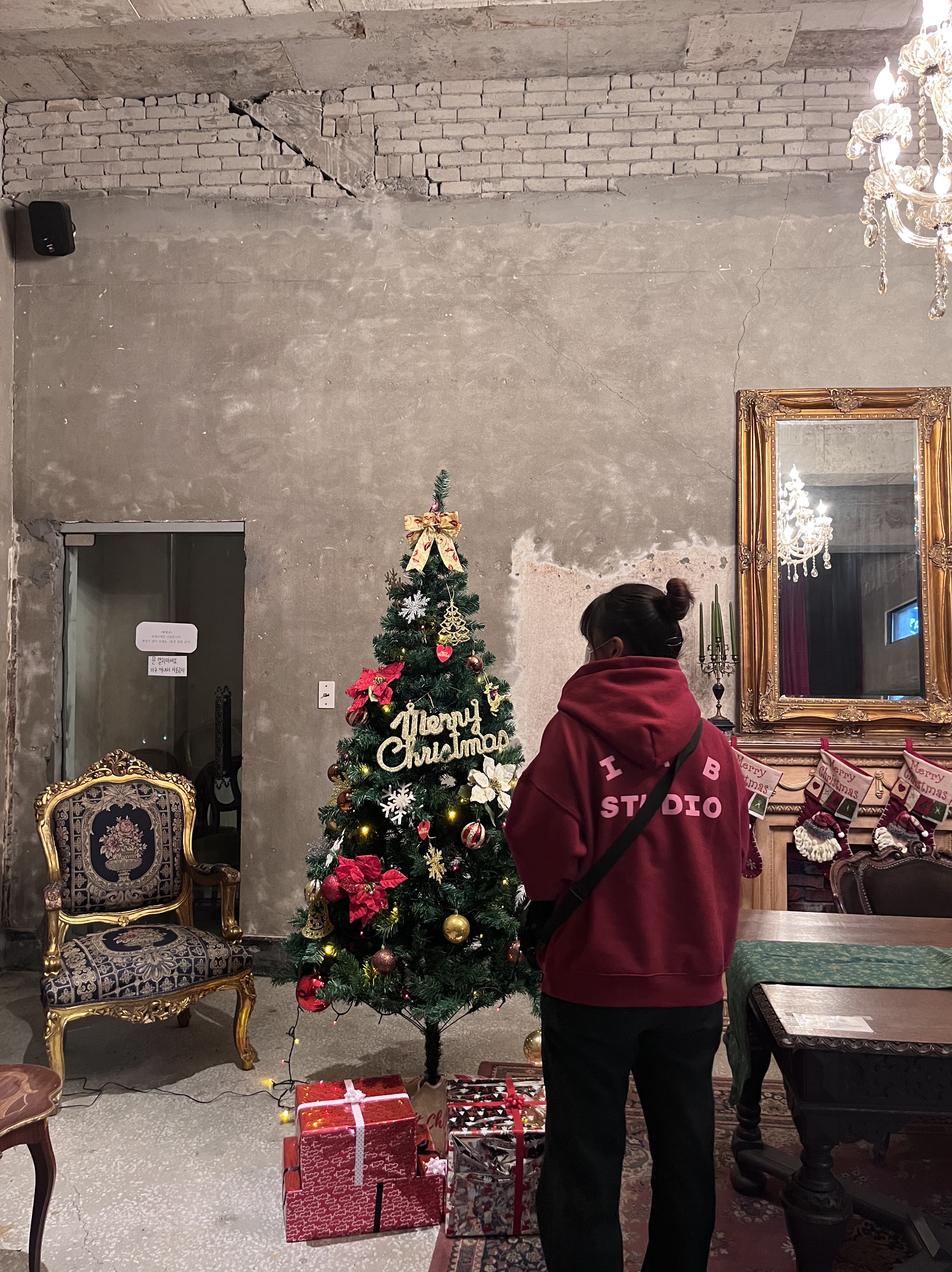 IAB Studio Hoodie Raspberry 착용 스타일 - 1