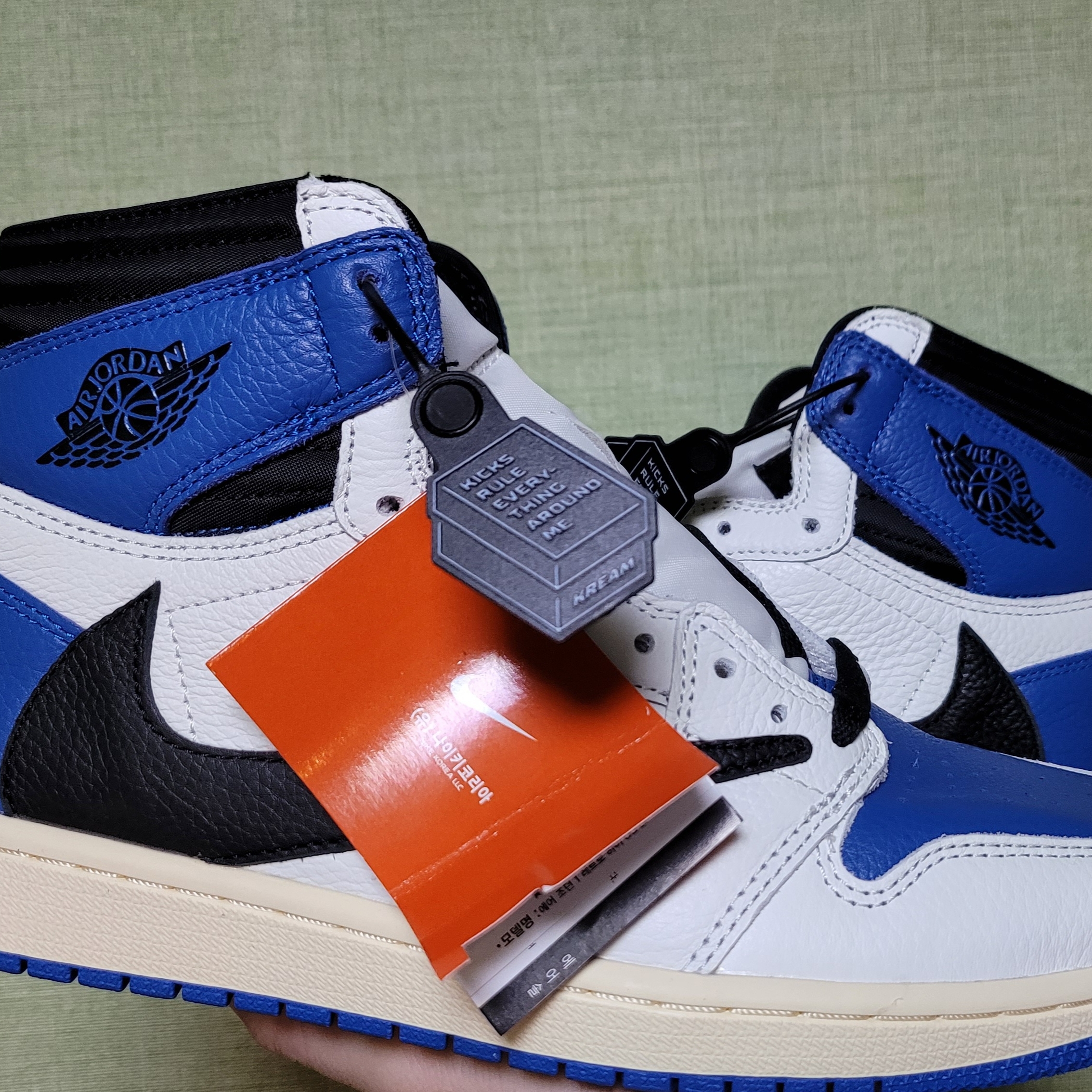 Jordan 1 x Travis Scott x Fragment Retro High OG SP Military Blue, Jordan 1 x Travis Scott Retro High OG SP Mocha 착용 스타일 - 1