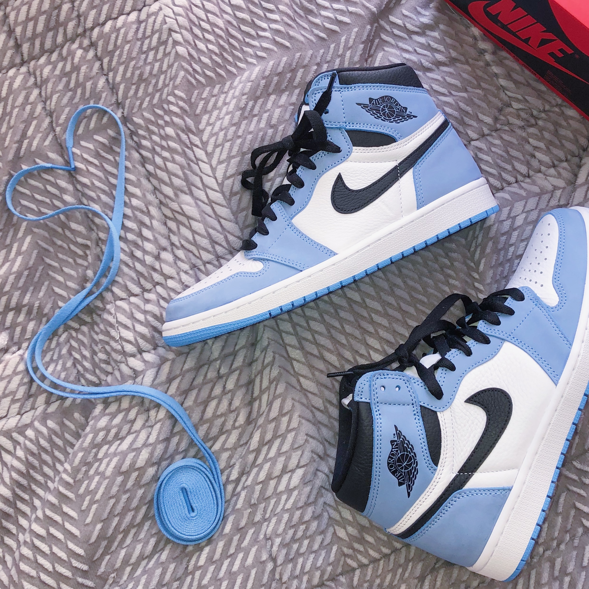 Jordan 1 Retro High OG University Blue 착용 스타일 - 3