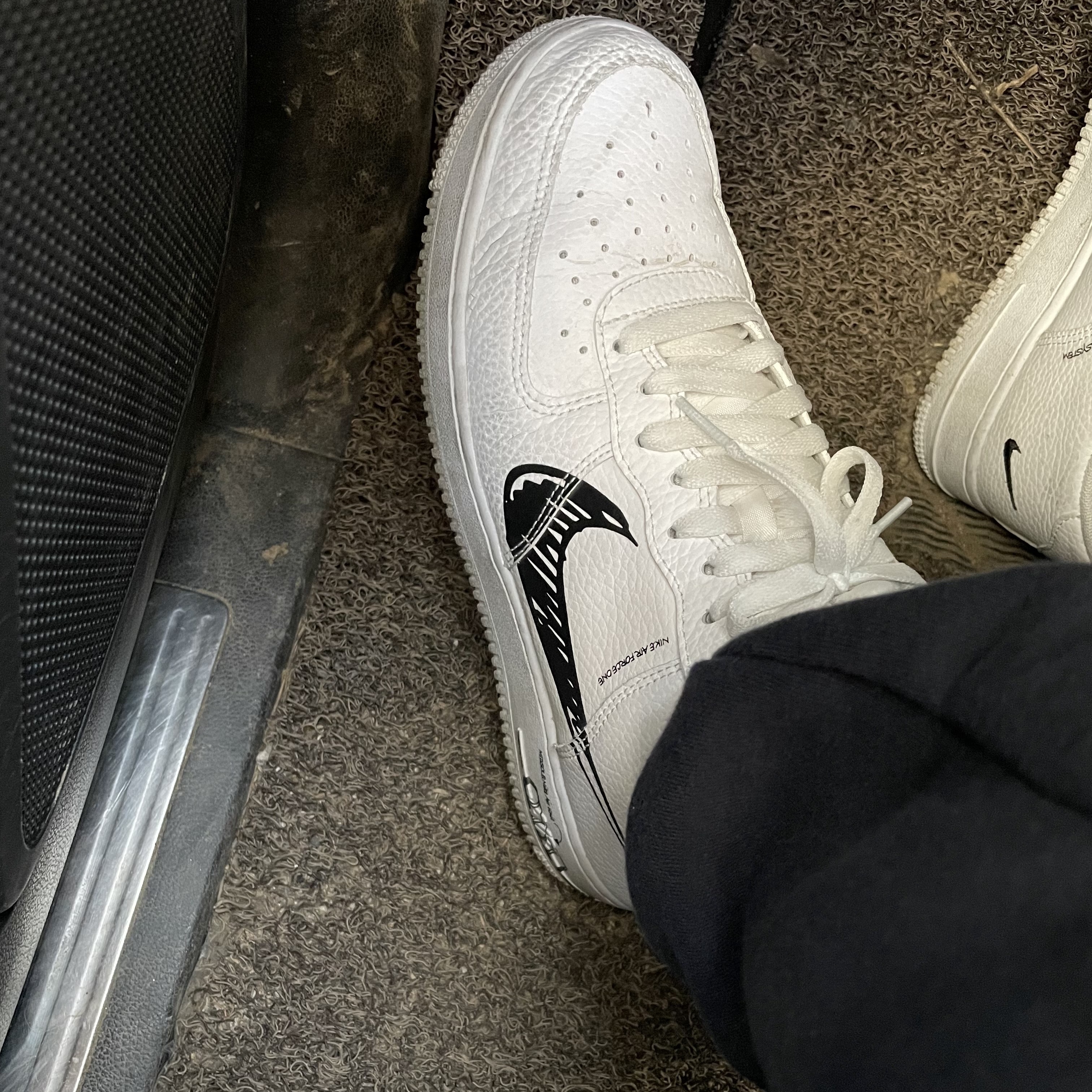 Nike Air Force 1 Low Sketch White Black, Apple AirPods Max Lightning Silver (Korean Ver.) 착용 스타일 - 2