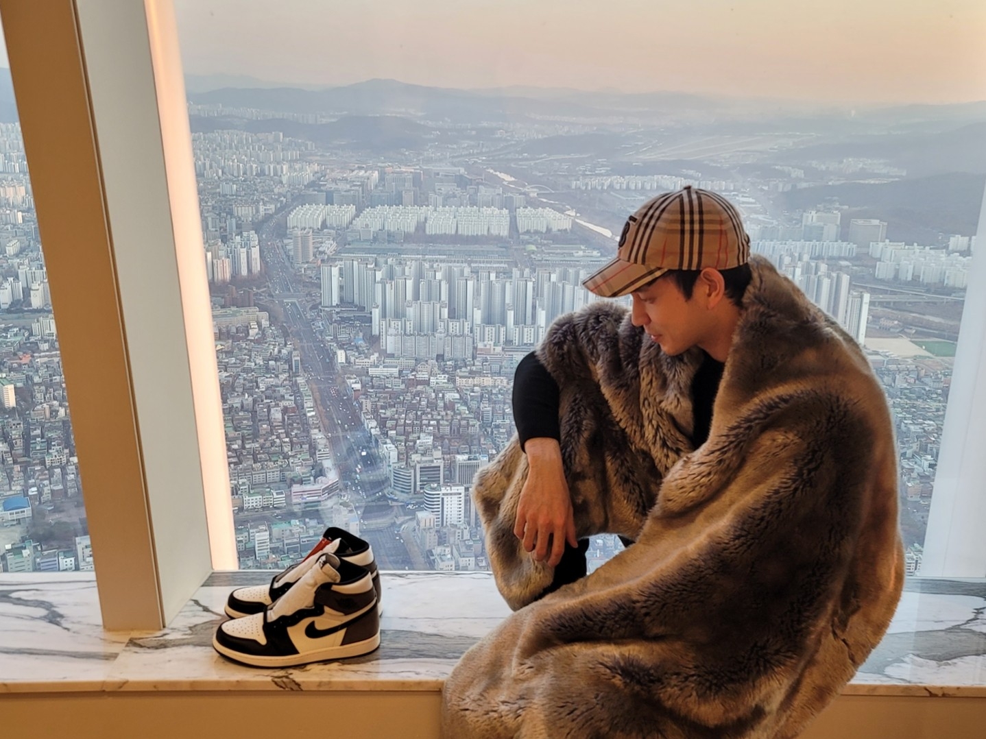 Jordan 1 Retro High OG Black Mocha, Burberry Monogram Motif Vintage Check Cotton Baseball Cap Archive Beige 착용 스타일 - 1