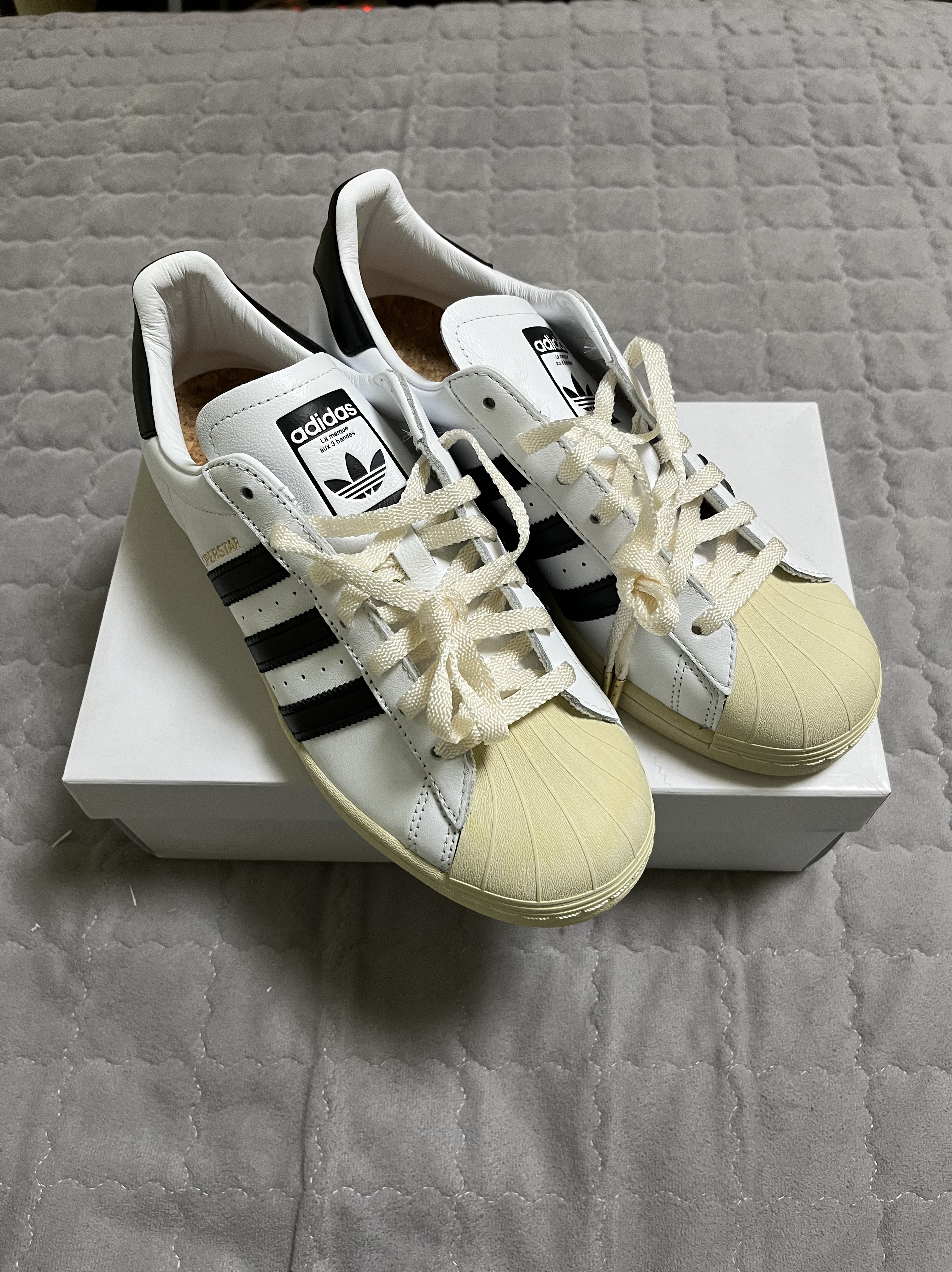 Adidas Superstar Premium White Black 착용 스타일 - 1