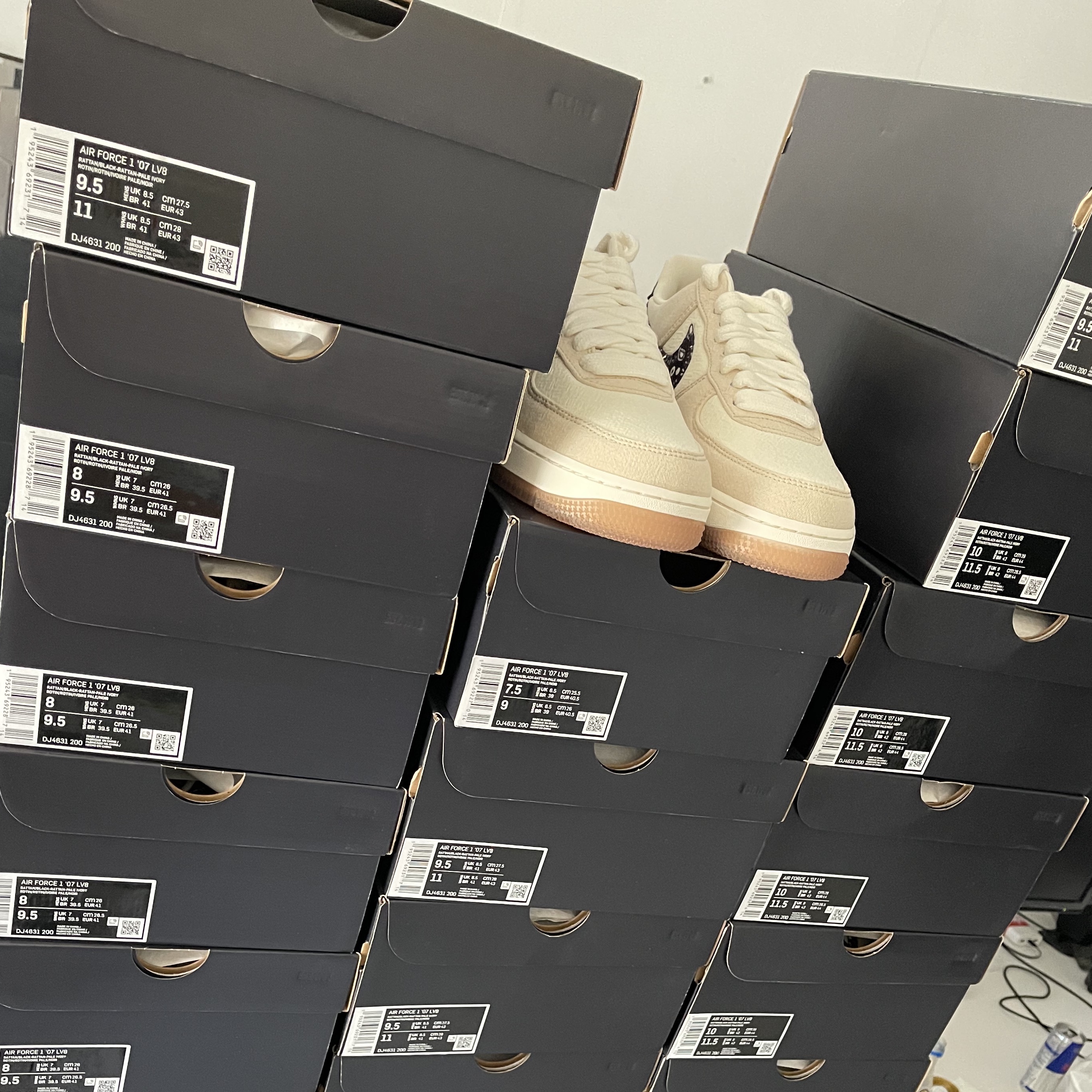 Nike Air Force 1 '07 LV8 Paisley Swoosh 착용 스타일