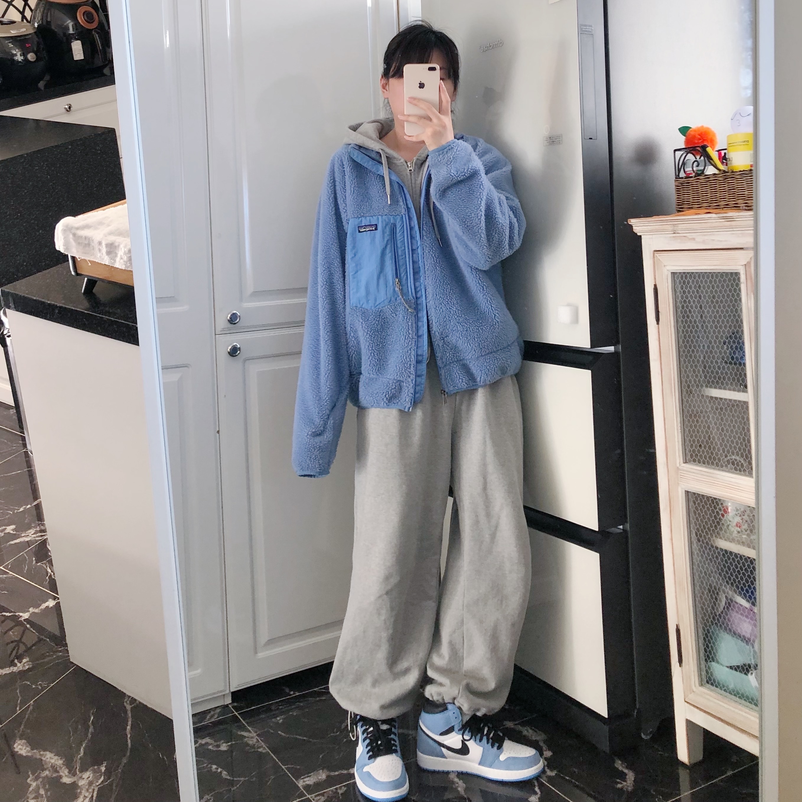 Jordan 1 Retro High OG University Blue 착용 스타일 - 1