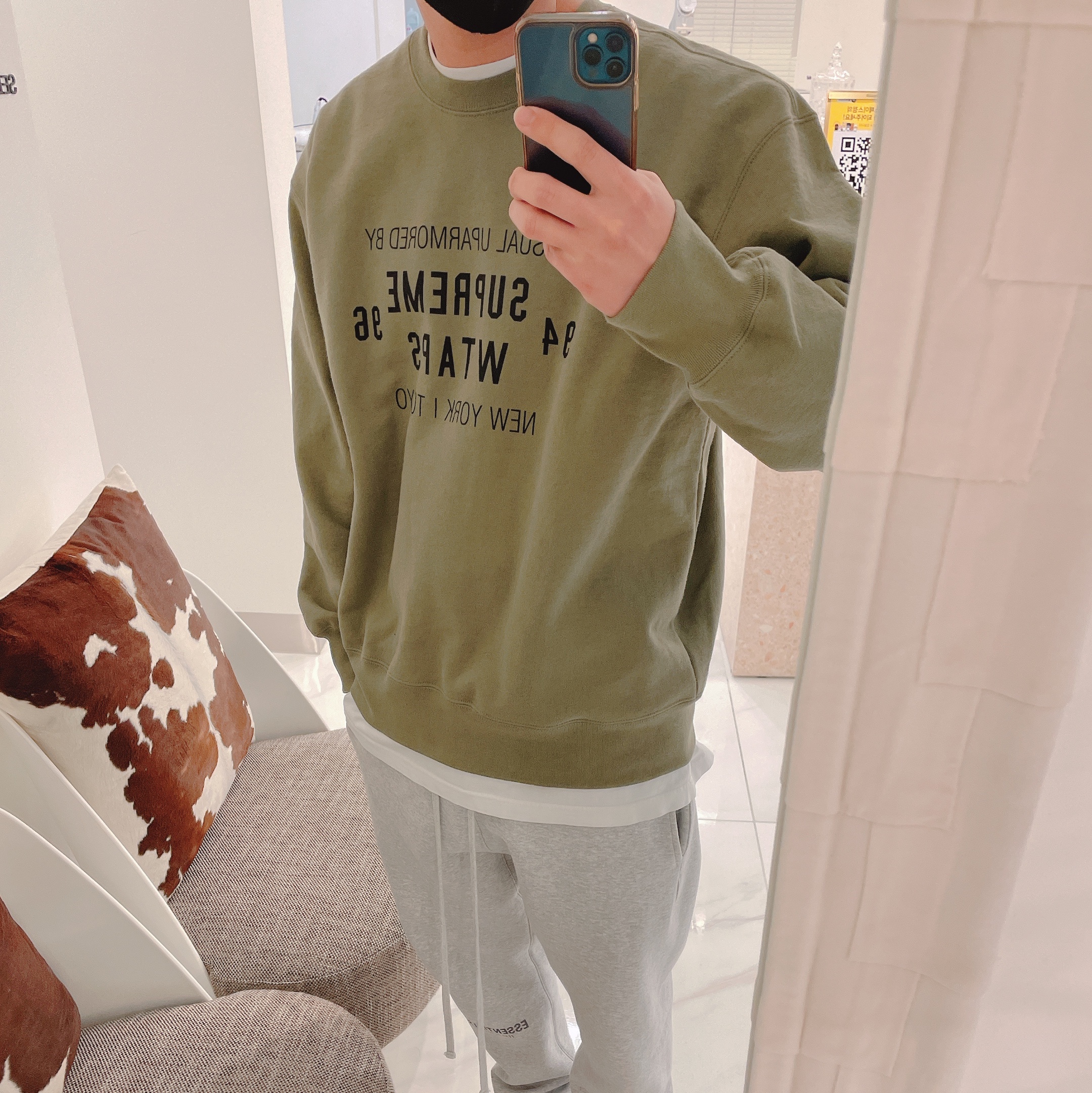 Supreme x WTAPS Crewneck Light Olive - 21FW, Essentials Sweatpants Heather Grey - 20FW 착용 스타일