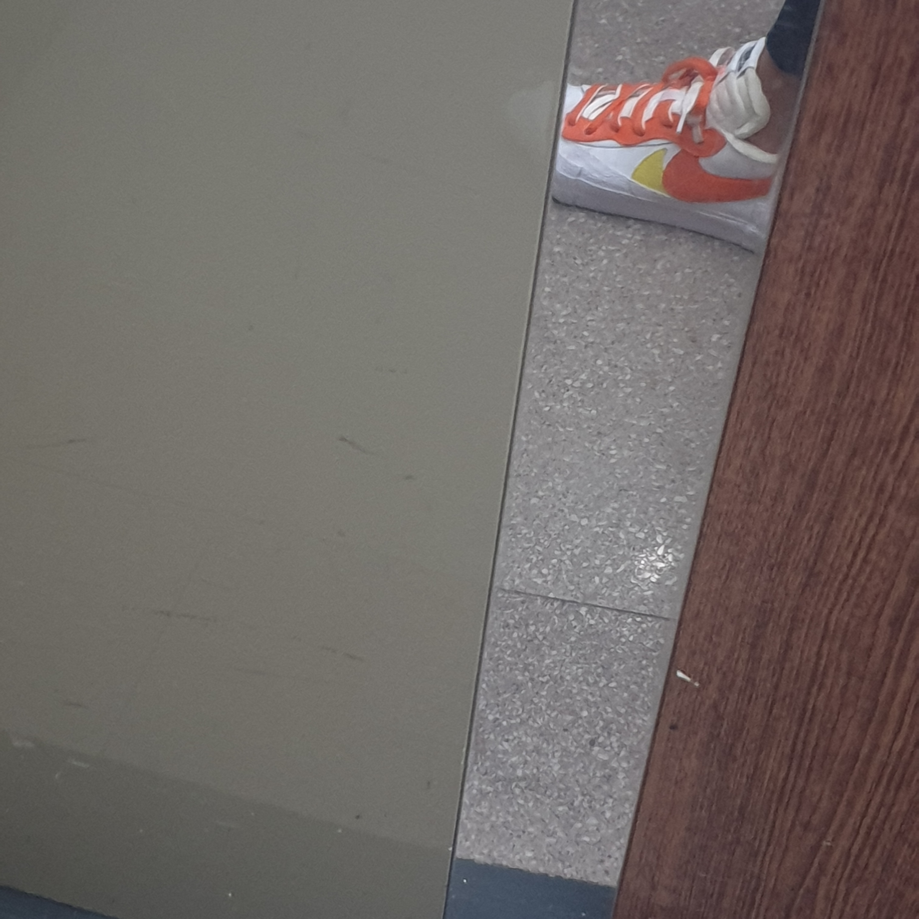 Nike x Sacai Blazer Low Magma Orange 착용 스타일 - 2
