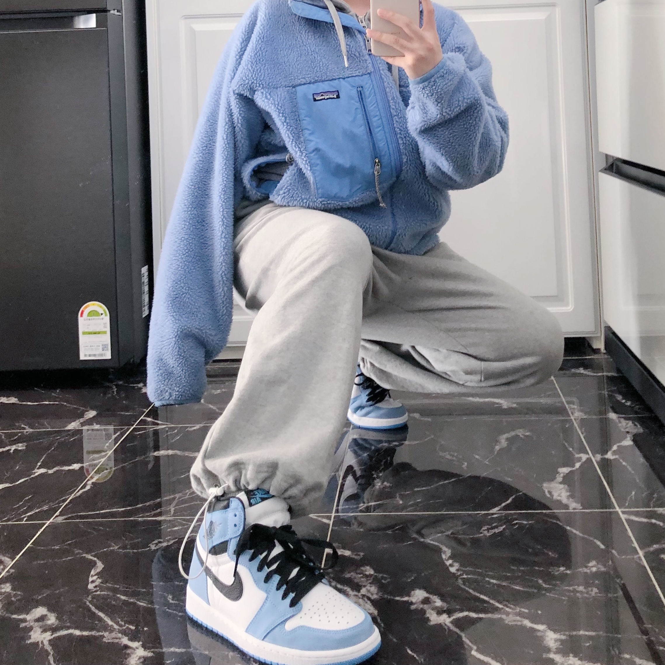 Jordan 1 Retro High OG University Blue 착용 스타일 - 4