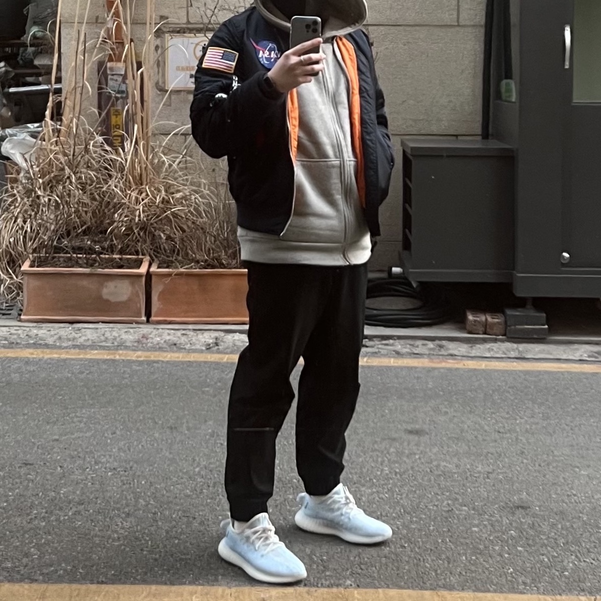 Adidas Yeezy Boost 350 V2 Mono Ice 착용 스타일