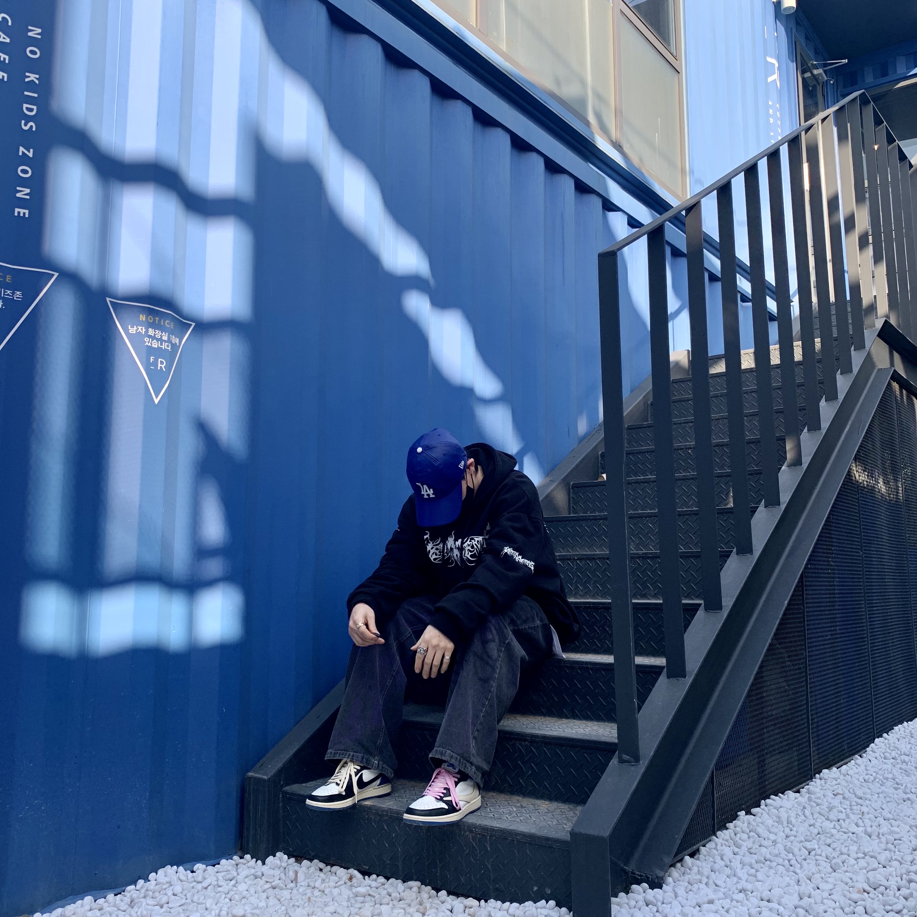 Jordan 1 x Travis Scott x Fragment Retro Low OG SP Military Blue 착용 스타일 - 2