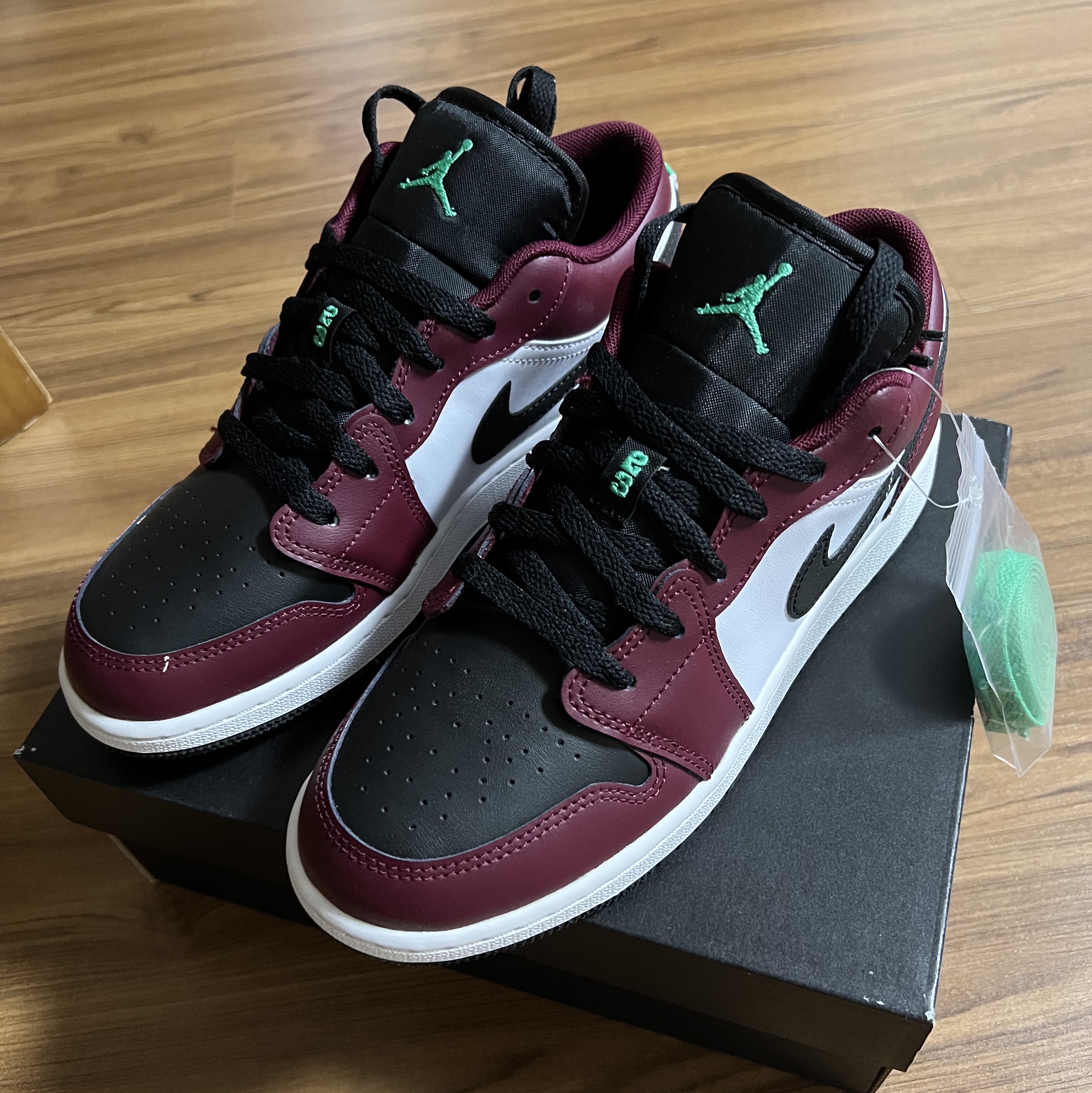 (GS) Jordan 1 Low SE Dark Beetroot Roma Green 착용 스타일