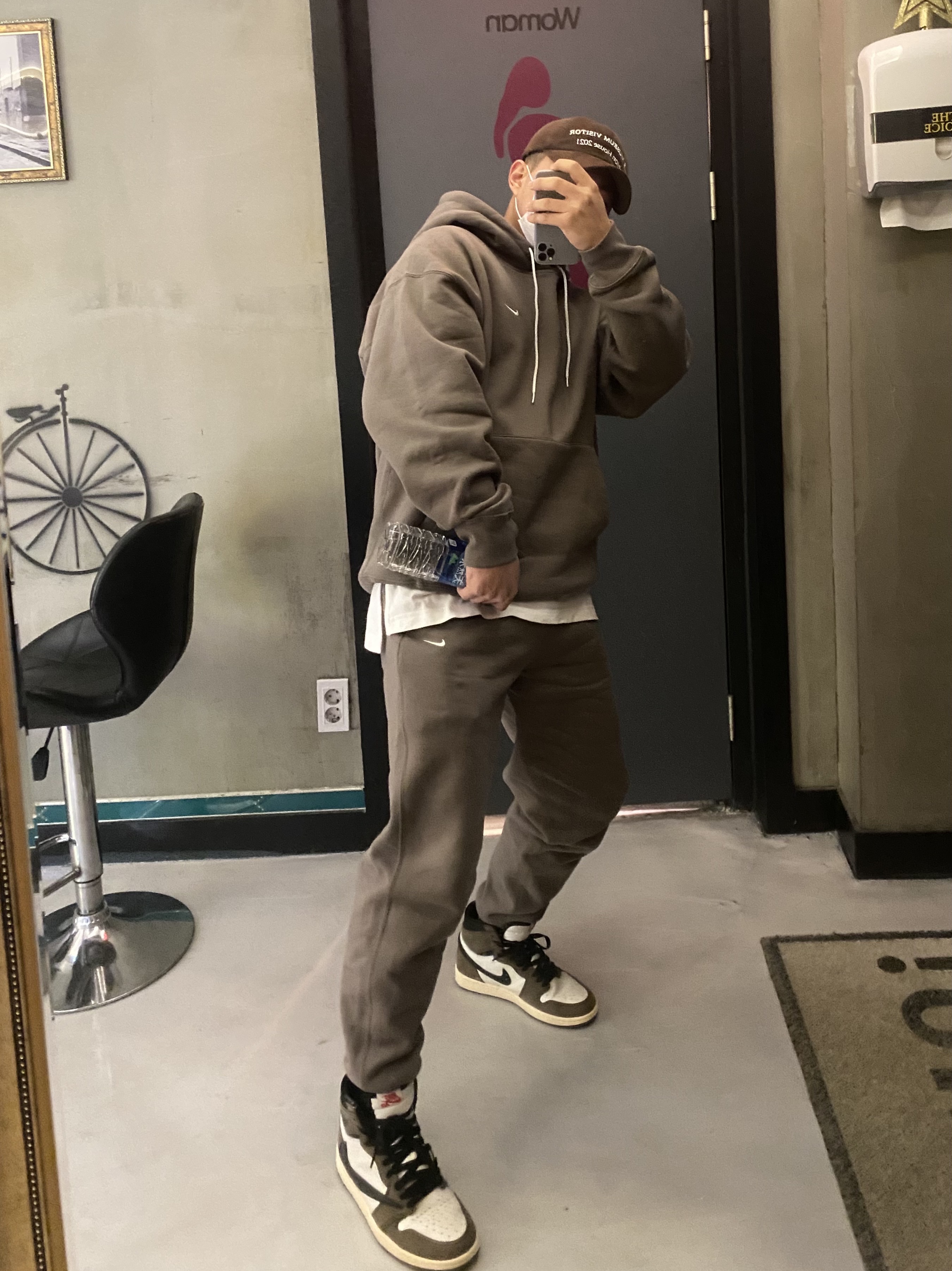 Jordan 1 x Travis Scott Retro High OG SP Mocha, Nike M NRG Hoodie Olive Grey 착용 스타일