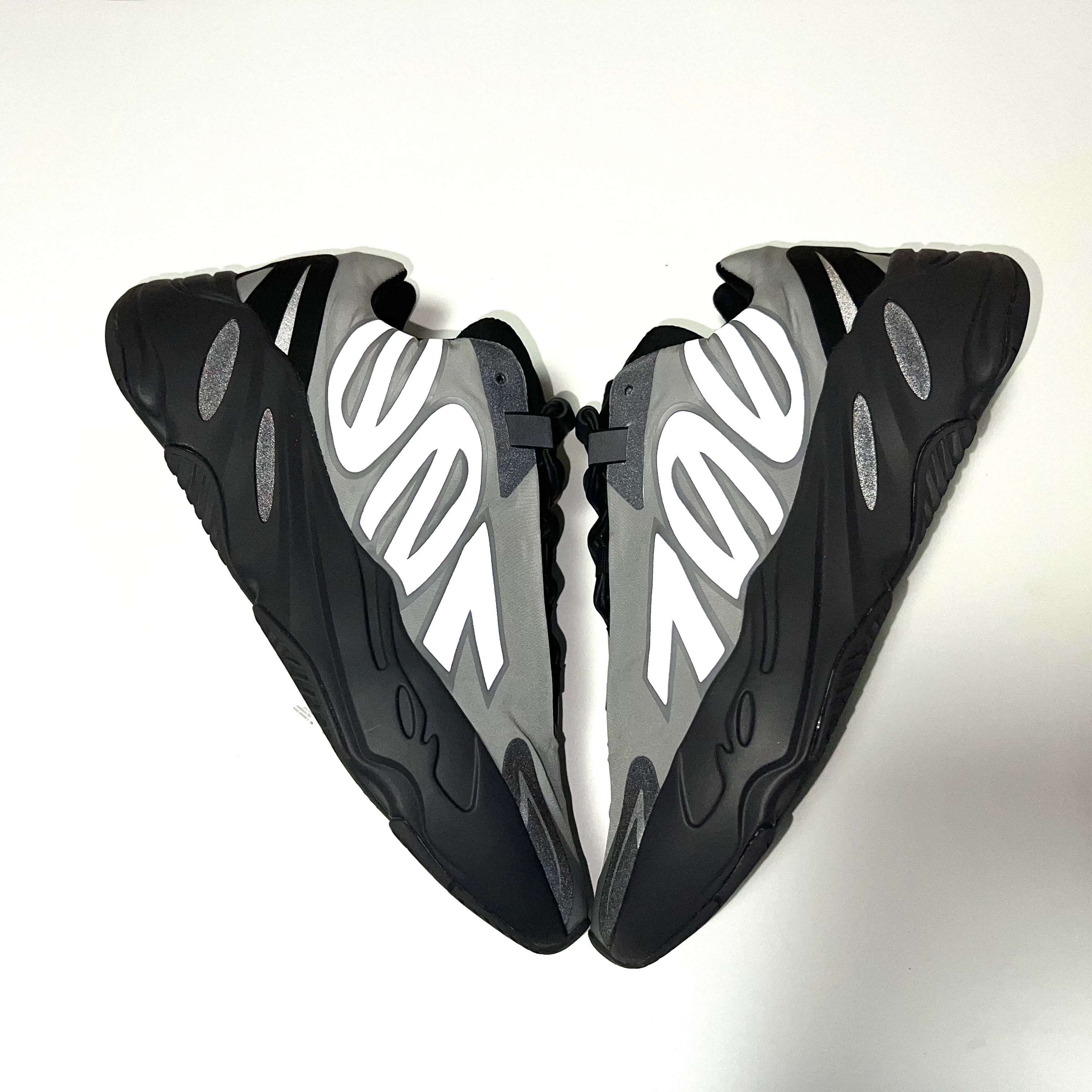 Adidas Yeezy Boost 700 MNVN Metallic 착용 스타일 - 1