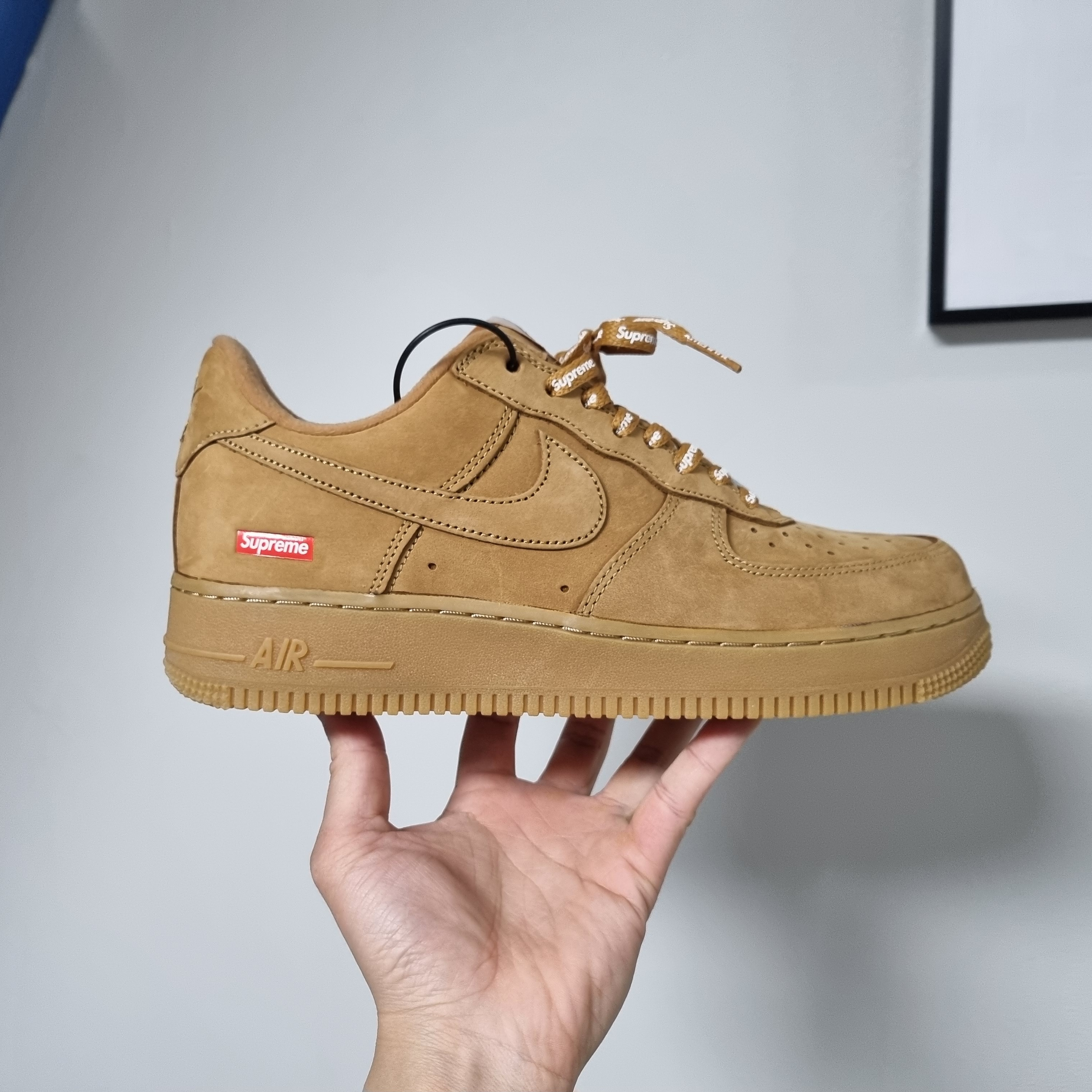 Nike x Supreme Air Force 1 Low Flax 착용 스타일 - 1