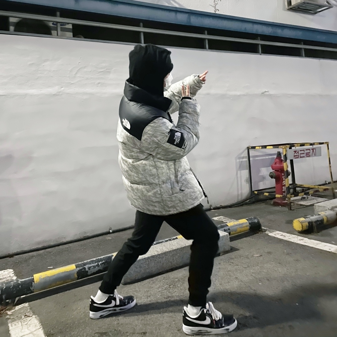 Supreme x The North Face Paper Print Nuptse Jacket - 19FW, Nike x Peaceminusone Air Force 1 Low Para-Noise 착용 스타일