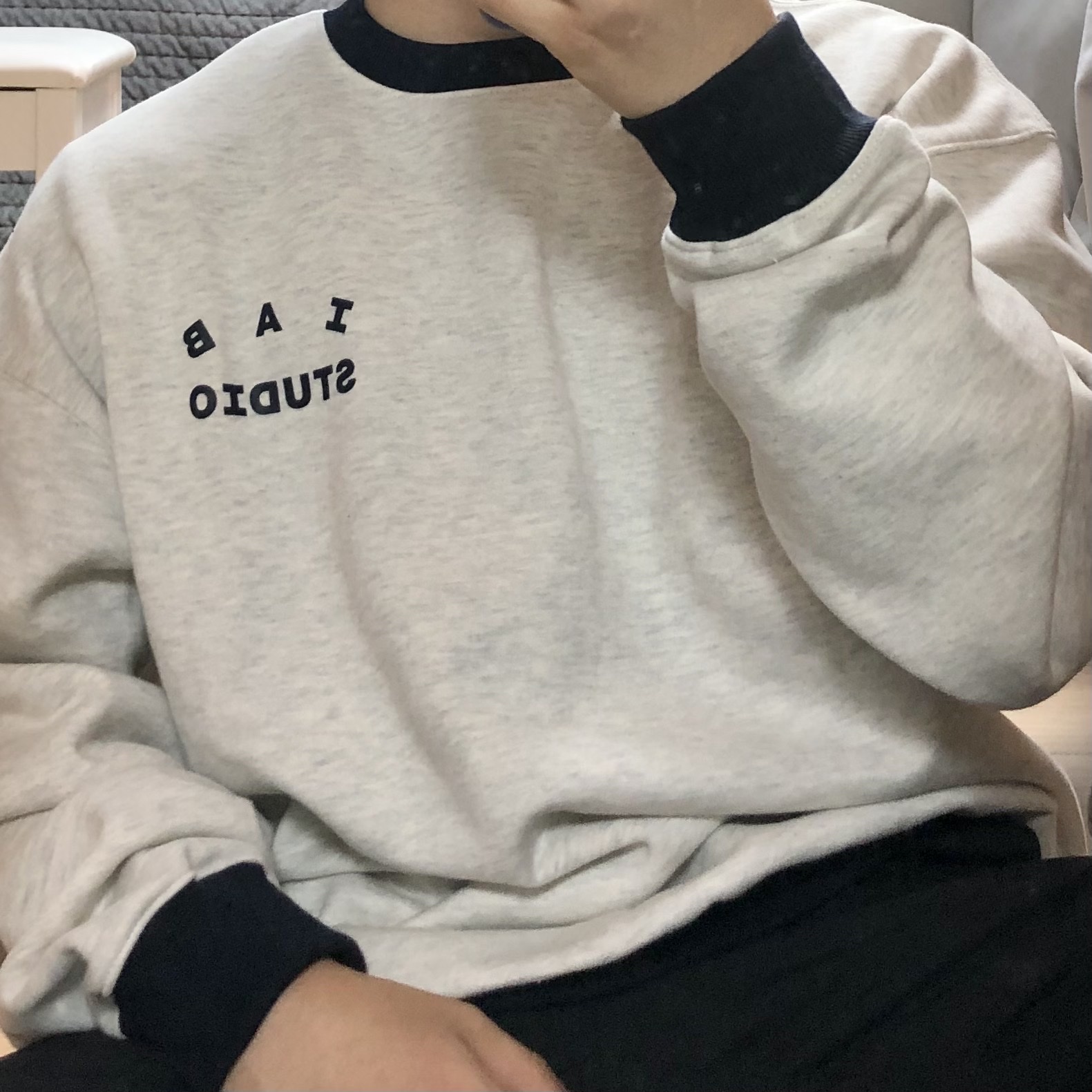 IAB Studio Sweatshirt Oatmeal Navy 착용 스타일 - 4
