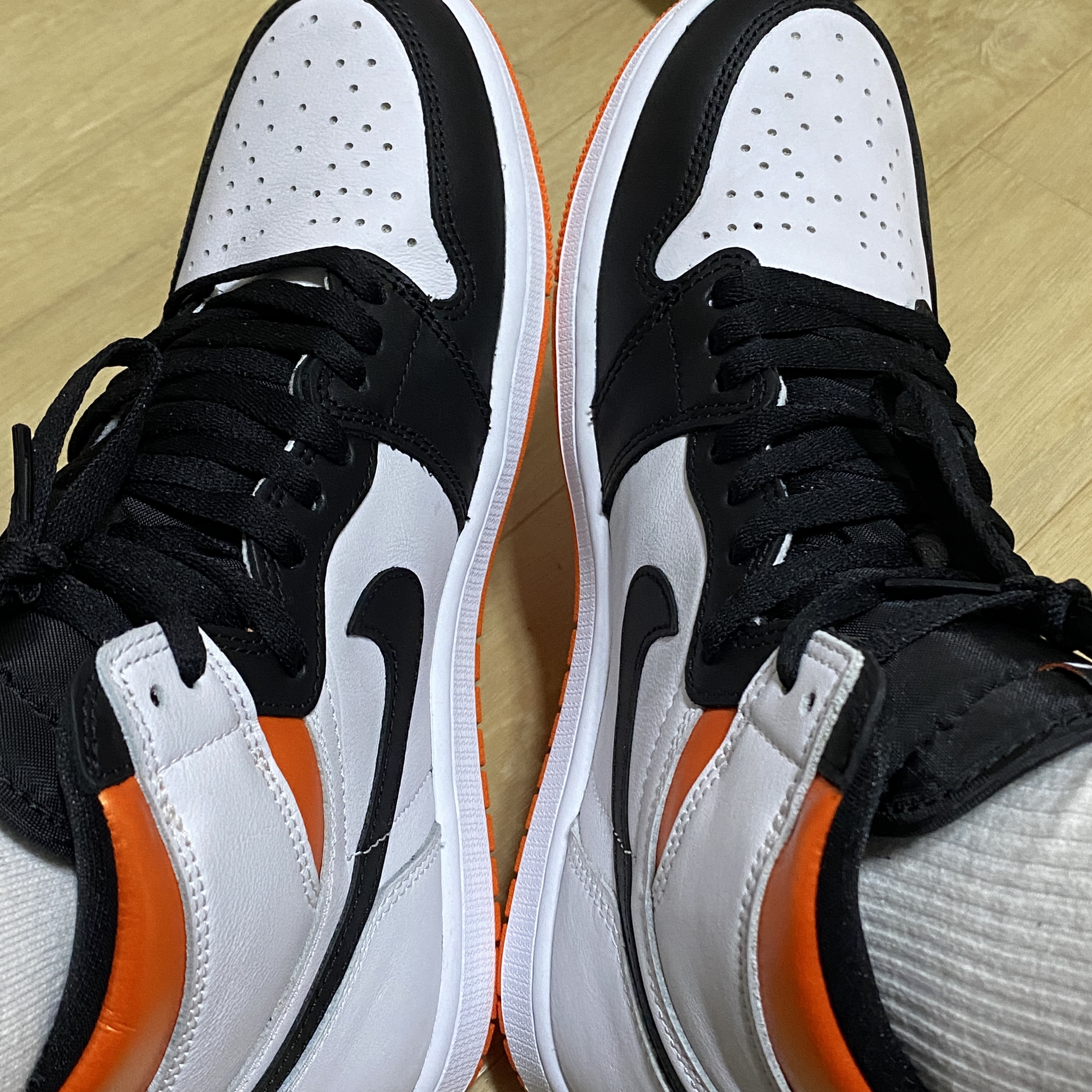 Jordan 1 Retro High OG Electro Orange 착용 스타일 - 4