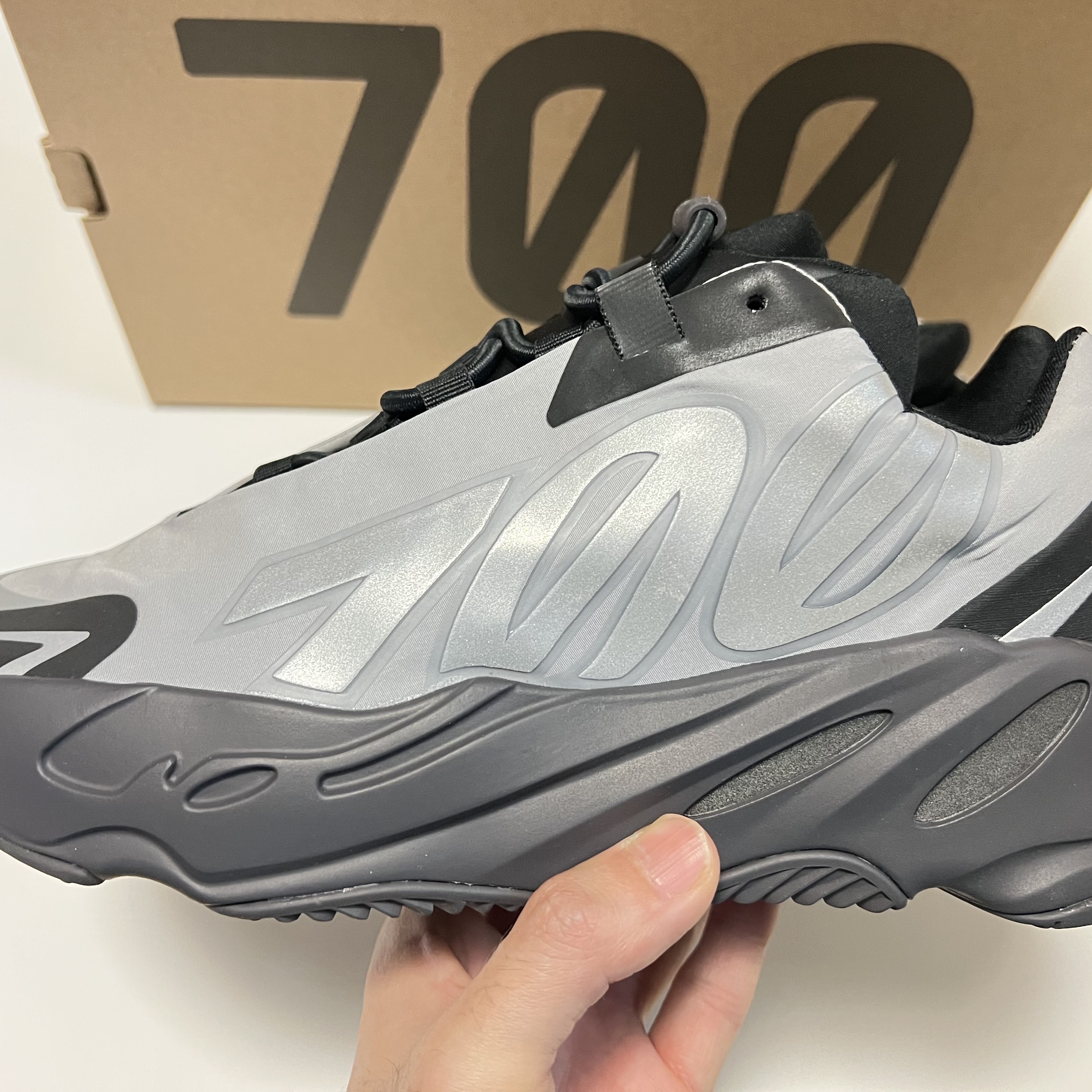 Adidas Yeezy Boost 700 MNVN Metallic 착용 스타일 - 2